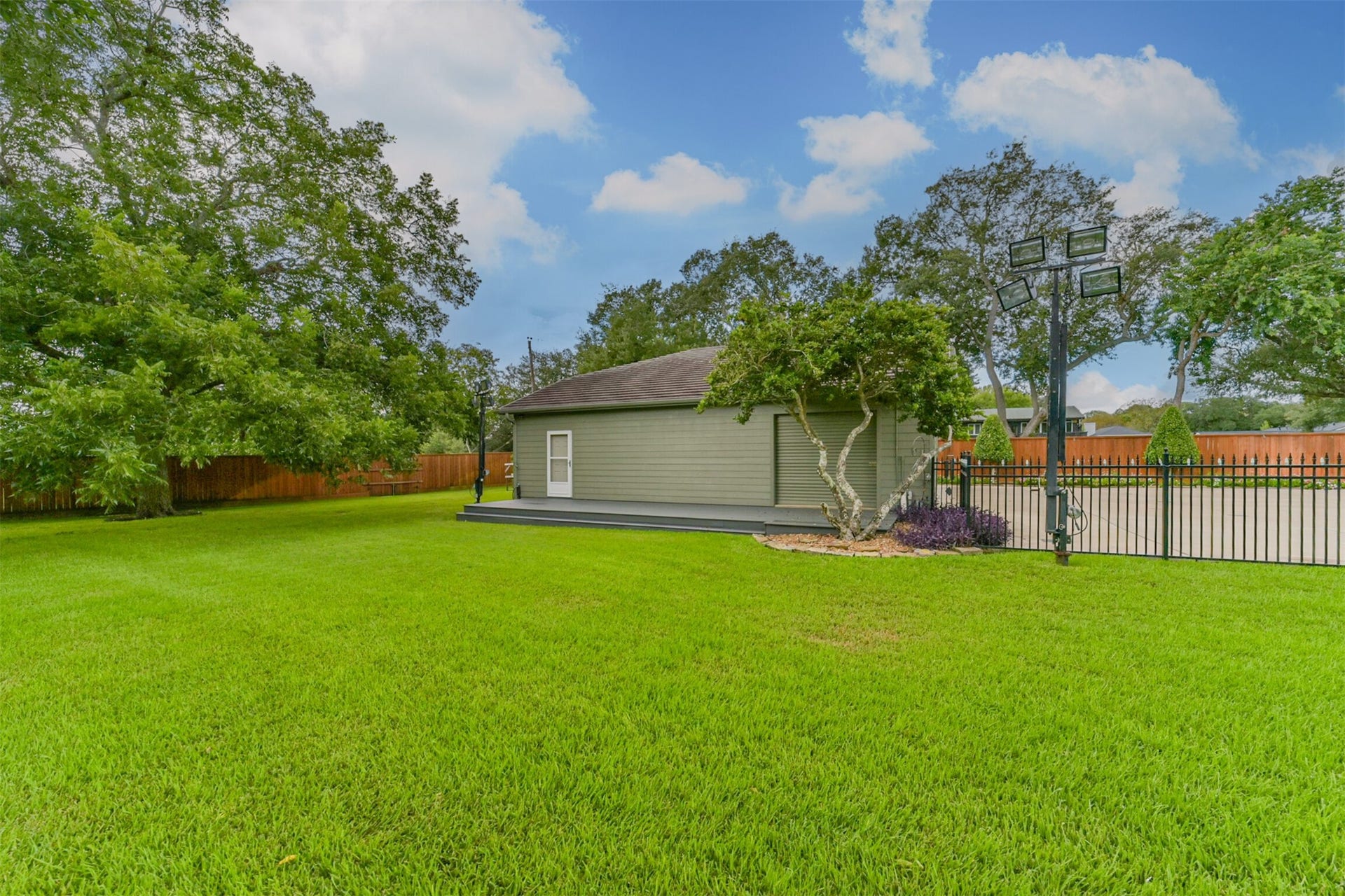 3210 Nottingham Street, Pearland, TX 77581 An air conditioned media room, man cave, craft room, she shed - this room is ready for your to play! It could easily be extended into third bay of the garage to turn it into guest quarters.