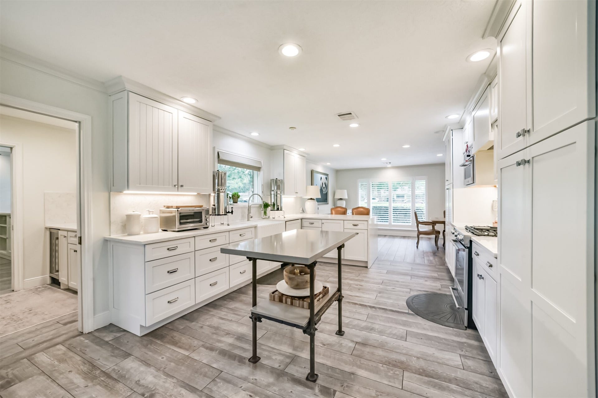 3210 Nottingham Street, Pearland, TX 77581 Galley Kitchen is functional with every turn. Custom cabinets, soft close drawers, pull out shelves, loads of storage for efficiency and fun!