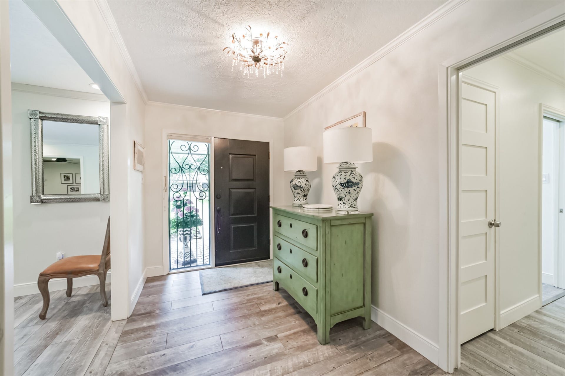 3210 Nottingham Street, Pearland, TX 77581 Welcome home! Everything in this home is light and bright!