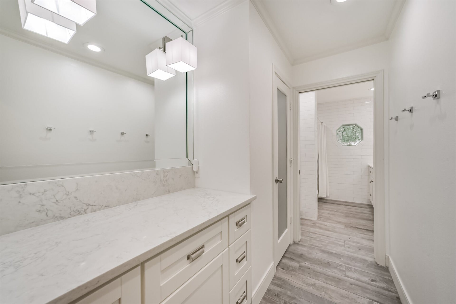 3210 Nottingham Street, Pearland, TX 77581 Hall bath