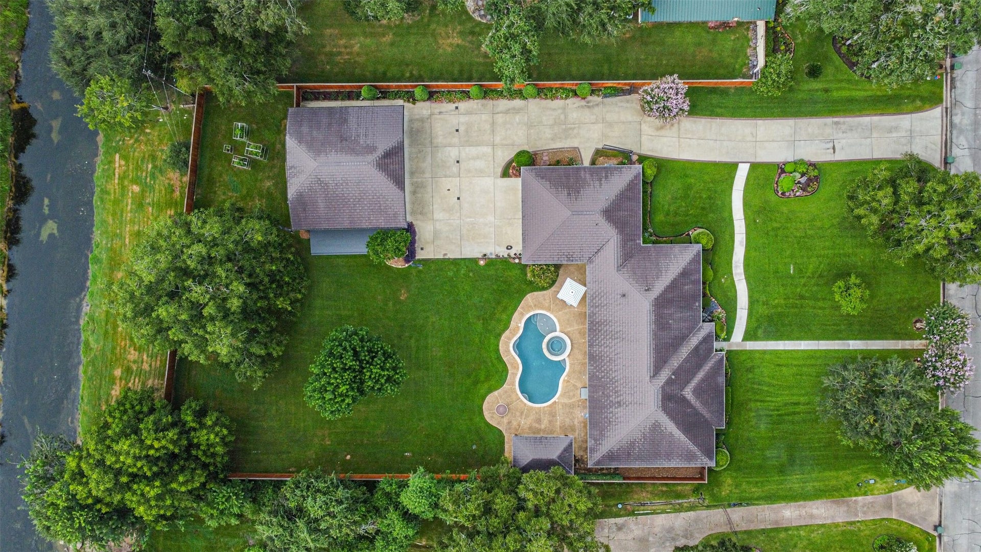 3210 Nottingham Street, Pearland, TX 77581 Property backs to Mary's Creek. No flooding - X Flood Zone