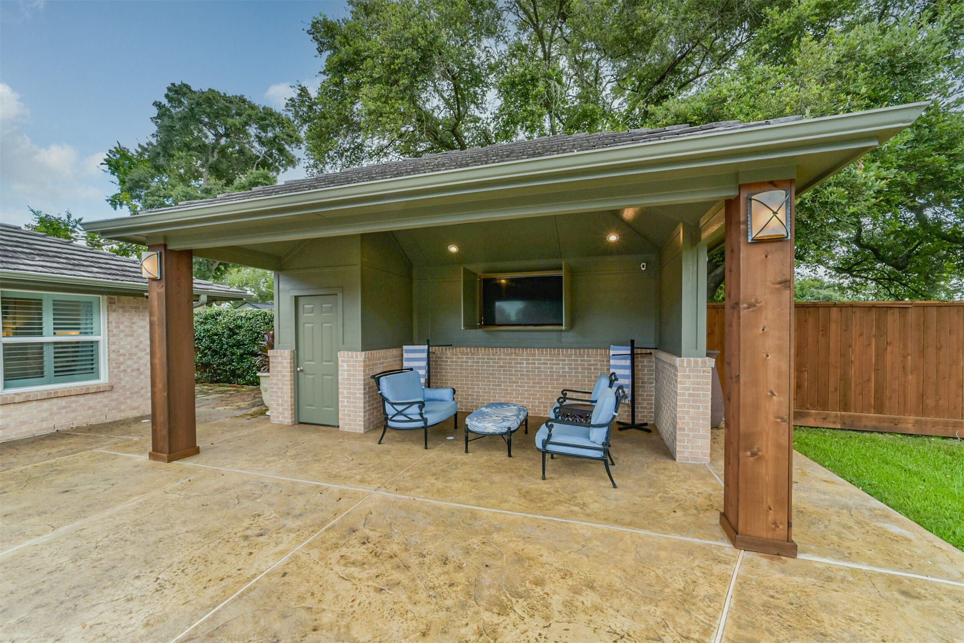 3210 Nottingham Street, Pearland, TX 77581 Pool house and cabana - watch your sports games on the protected TV!