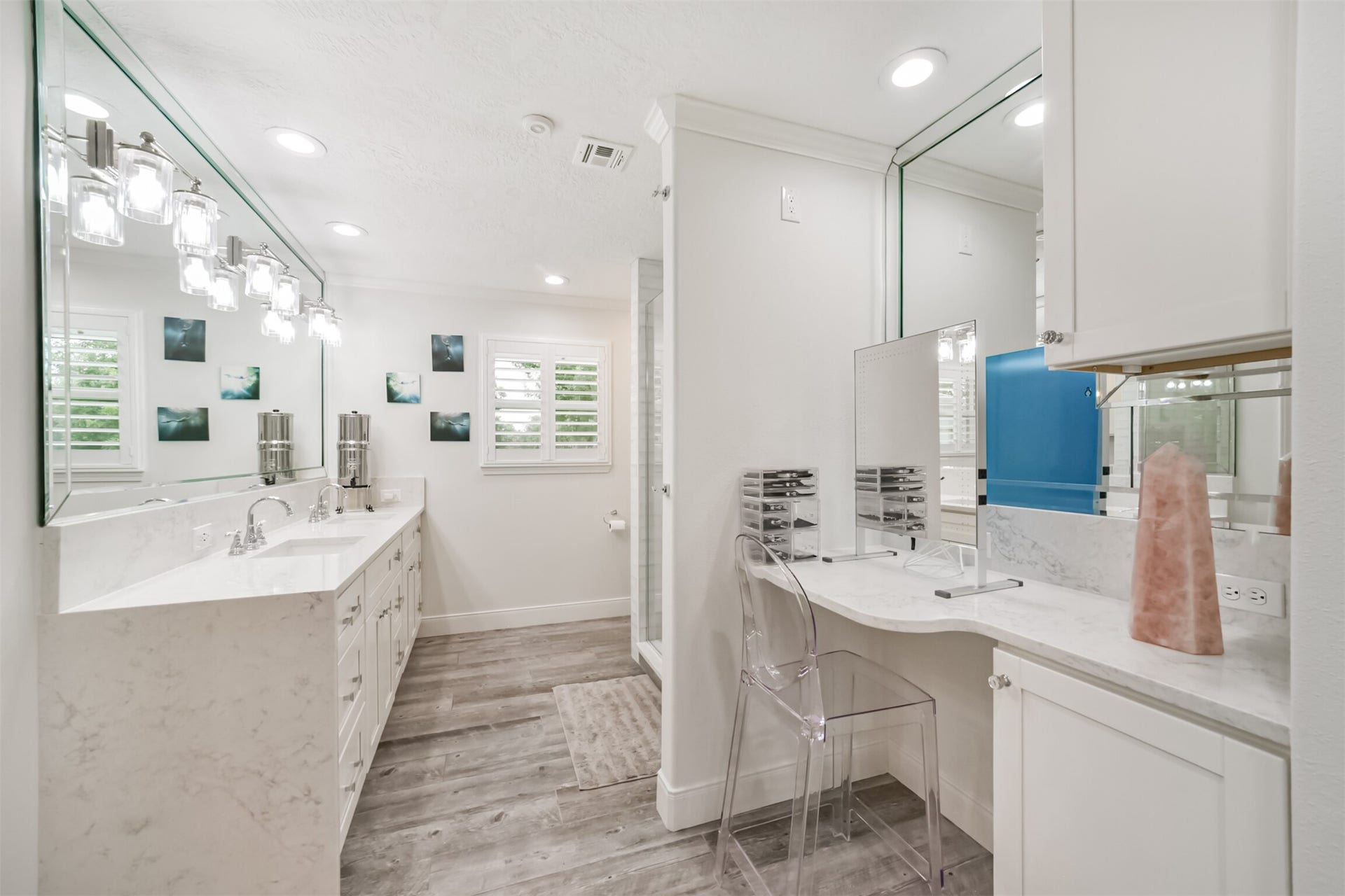 3210 Nottingham Street, Pearland, TX 77581 Vanity area is light, comfortable and quite pretty!