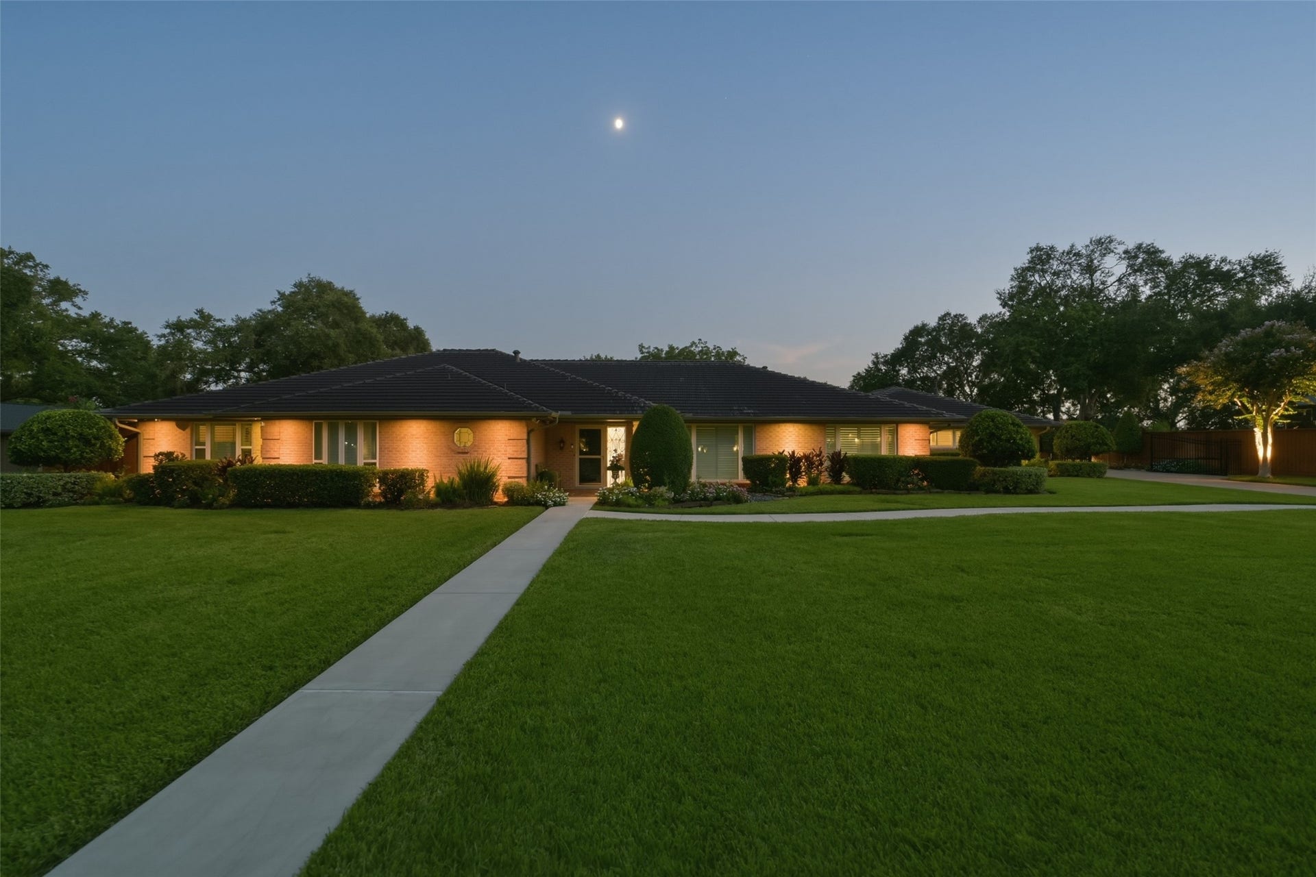 3210 Nottingham Street, Pearland, TX 77581 3210 Nottingham Drive in the evening!