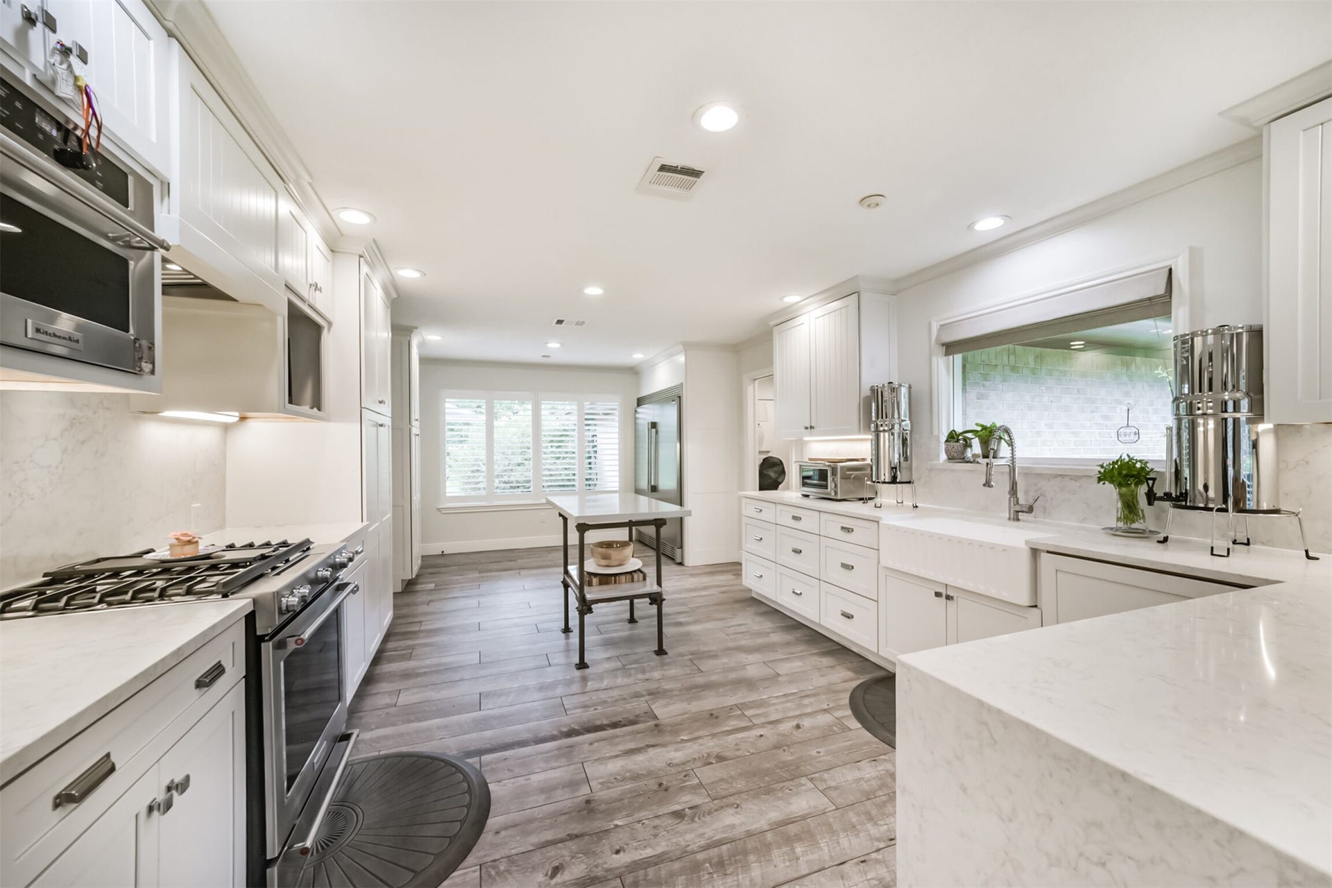3210 Nottingham Street, Pearland, TX 77581 Light and bright - large window to watch kids play!