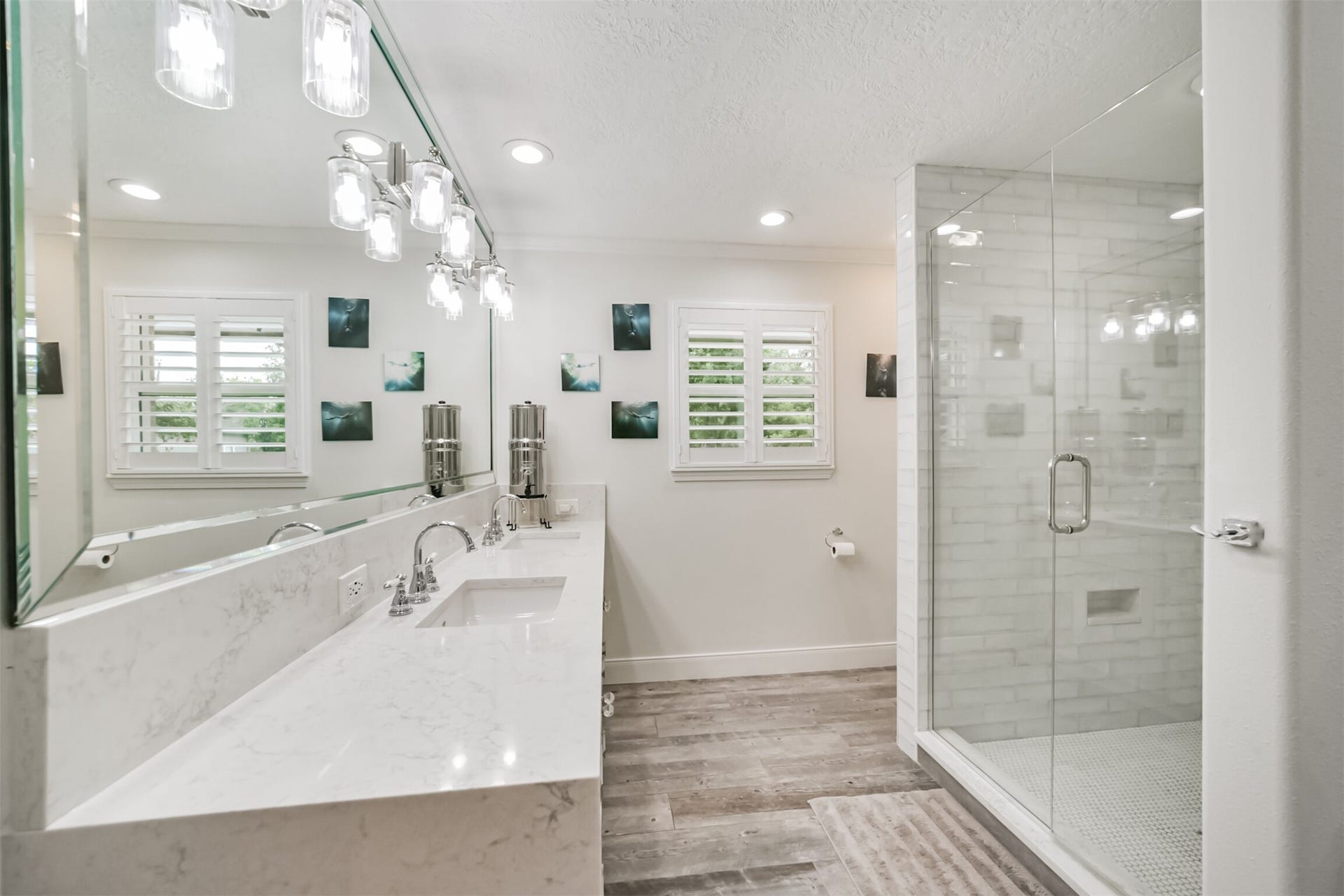 3210 Nottingham Street, Pearland, TX 77581 Primary bath is open and airy - this will make getting up early not so hard!