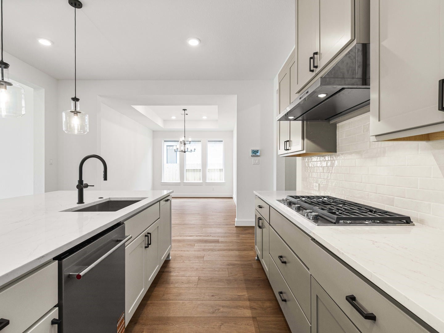 29818 Amber Brook Drive, Magnolia, TX 77354 Woodhavyn_Fenton_Classic_13_Kitchen_05