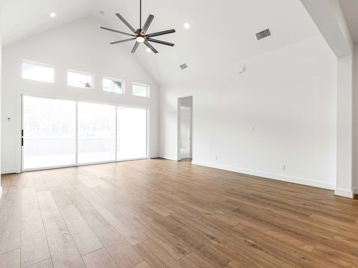 29818 Amber Brook Drive, Magnolia, TX 77354 Woodhavyn_Fenton_Classic_13_Living Room_01