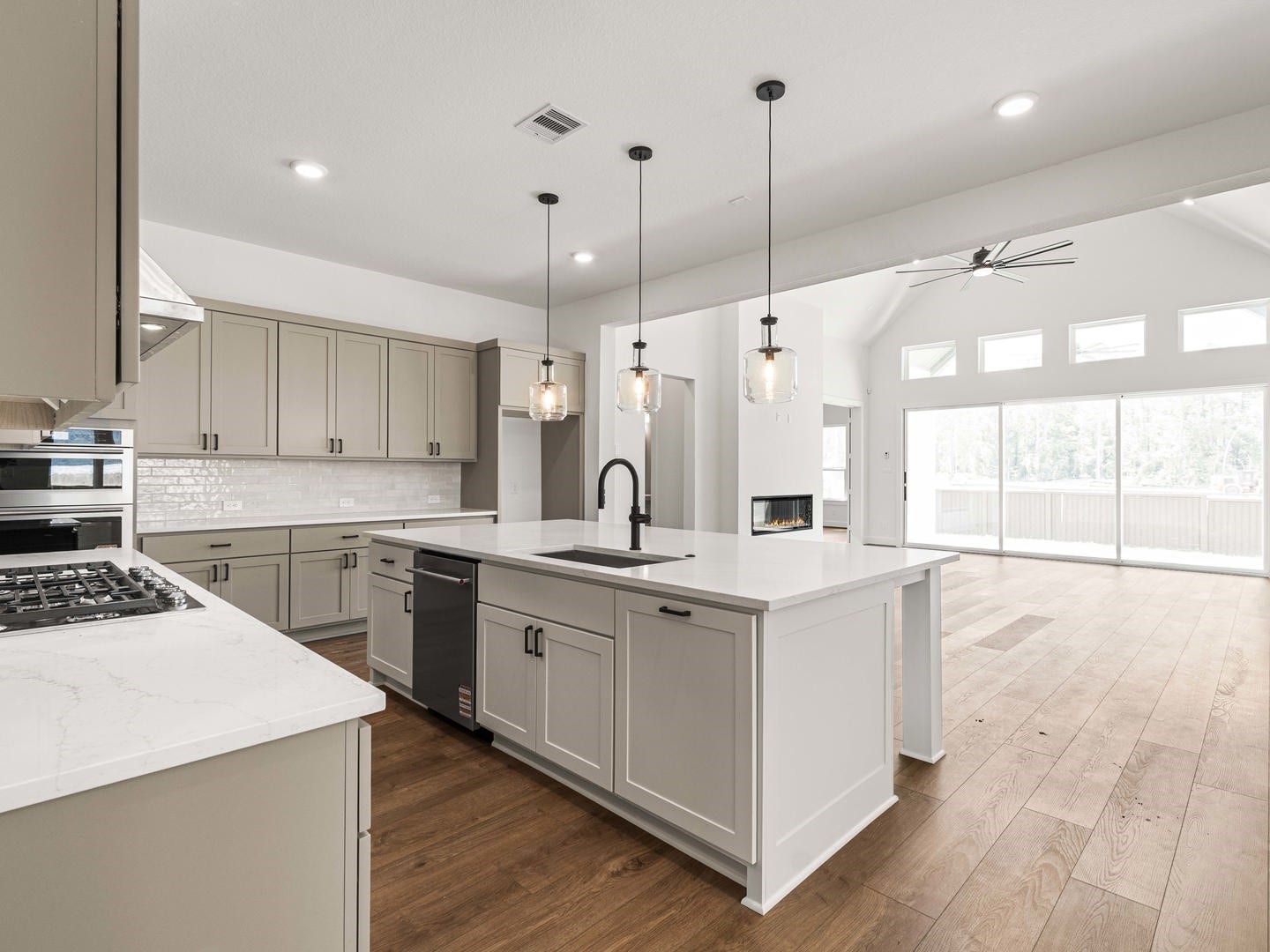 29818 Amber Brook Drive, Magnolia, TX 77354 Woodhavyn_Fenton_Classic_13_Kitchen_01