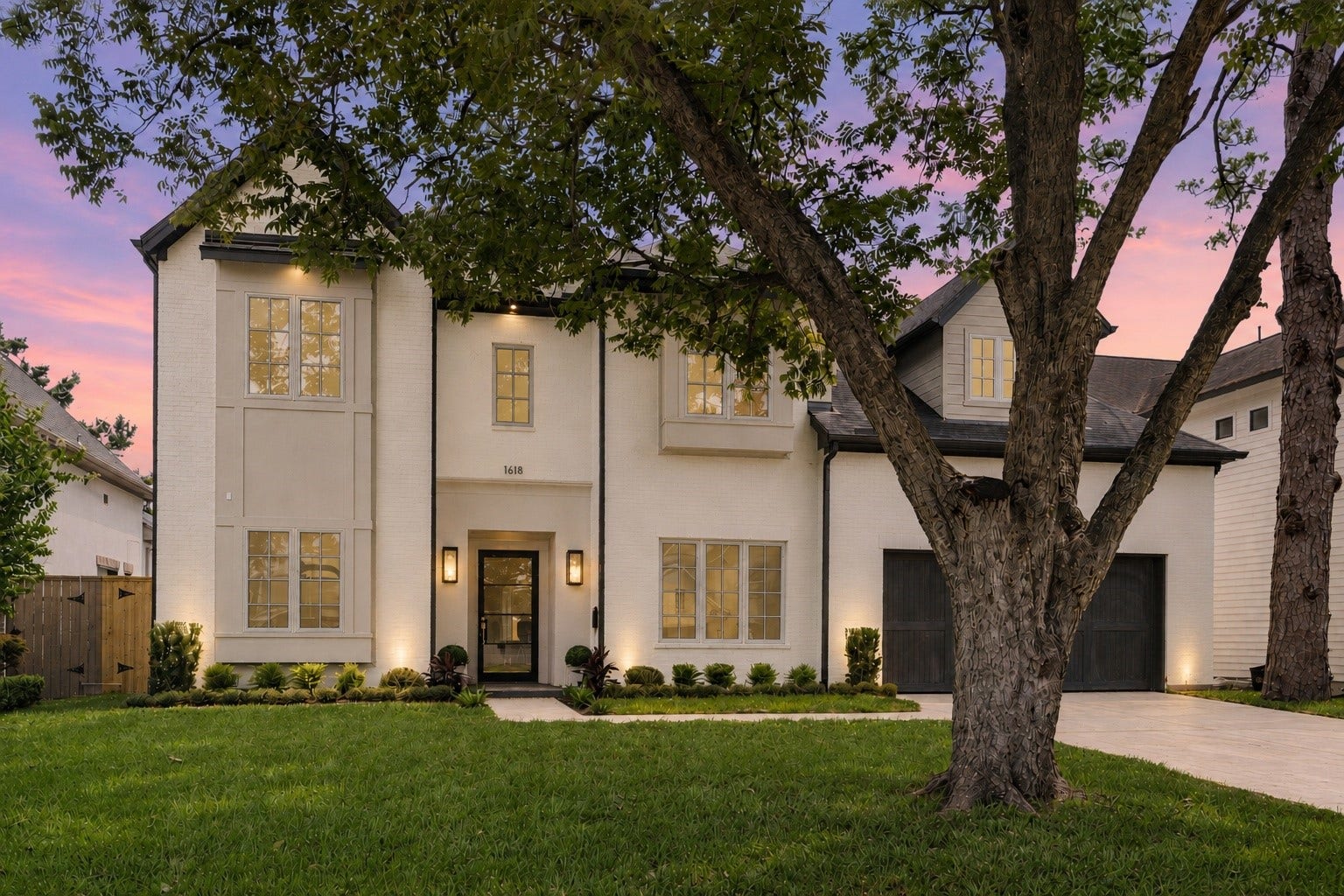 1618 Ronson Road, Houston, TX 77055 Welcome to Spring Oaks! Walk to acclaimed schools, the park, Barnabys, or Slow Pokes