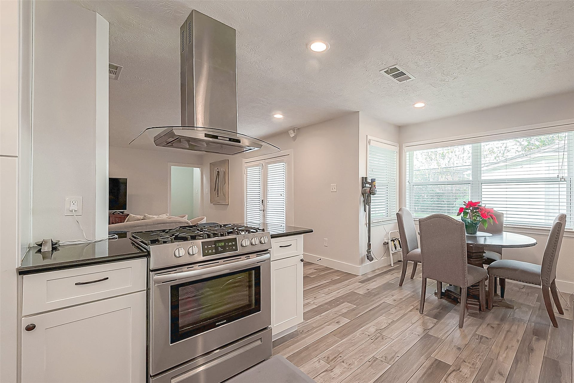 9502 Bob White Drive, Houston, TX 77096 9502 Bob White Drive, Houston, TX 77096