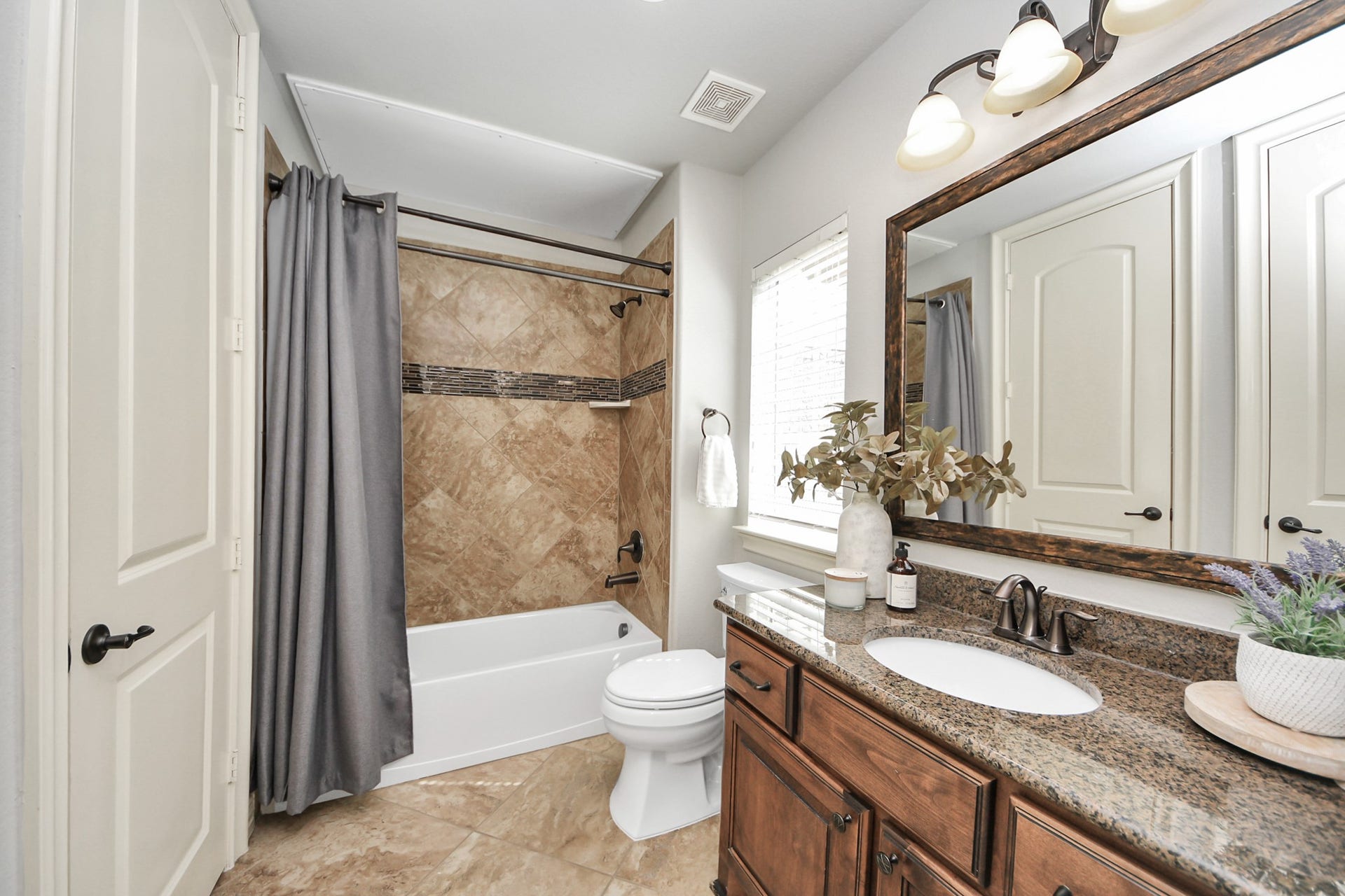 143 Pronghorn Place, Montgomery, TX 77316 La Casita Full bathroom