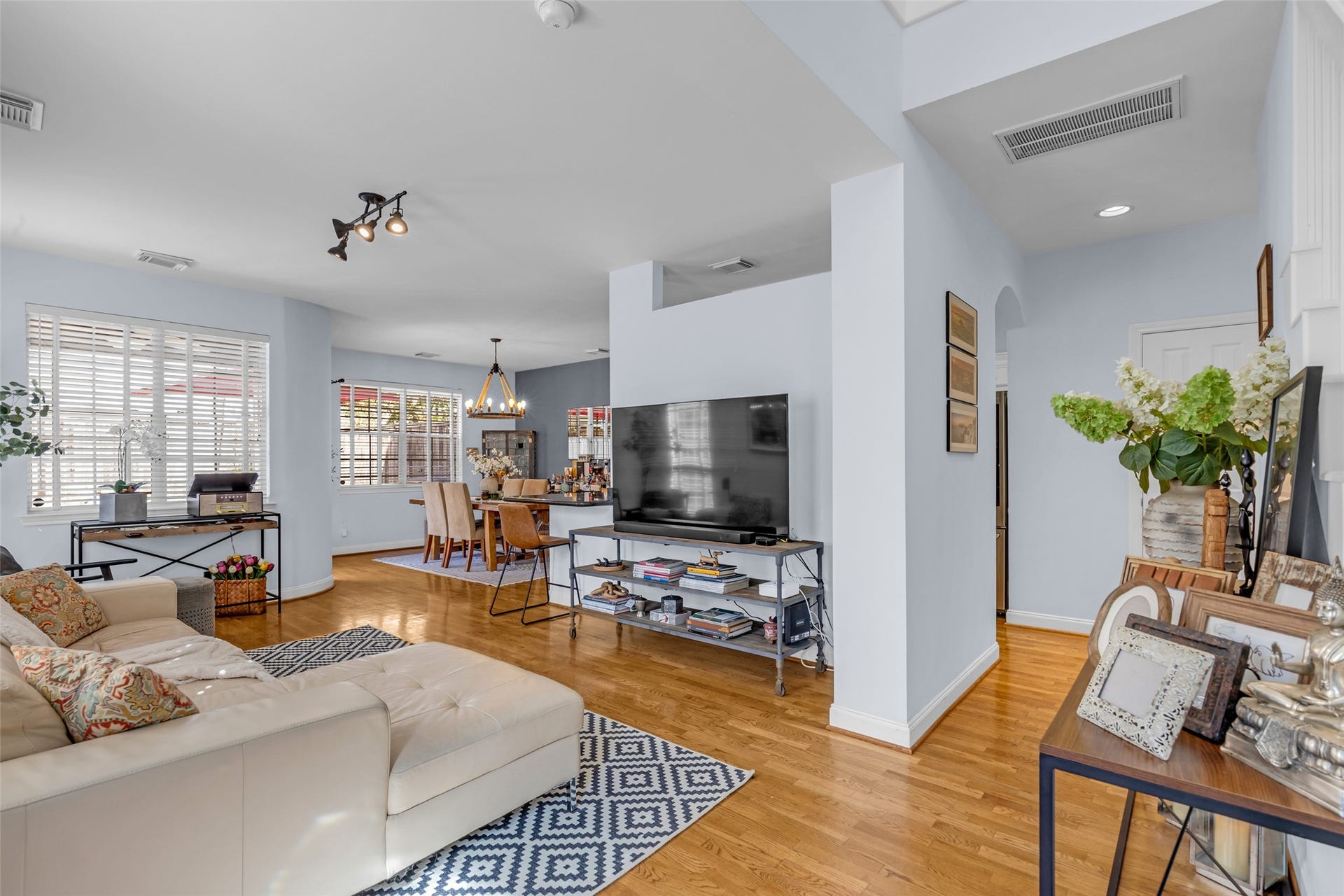601 Lester Street, Houston, TX 77007 Open-concept floor plan, perfect for entertaining.