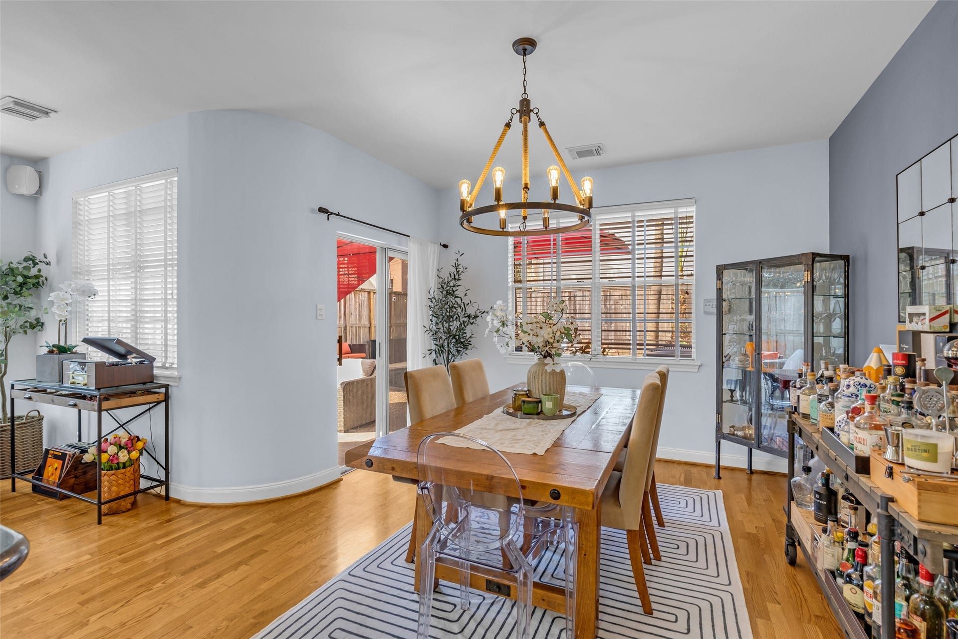 601 Lester Street, Houston, TX 77007 The dining room overlooks the backyard, sliding doors lead to the patio area.
