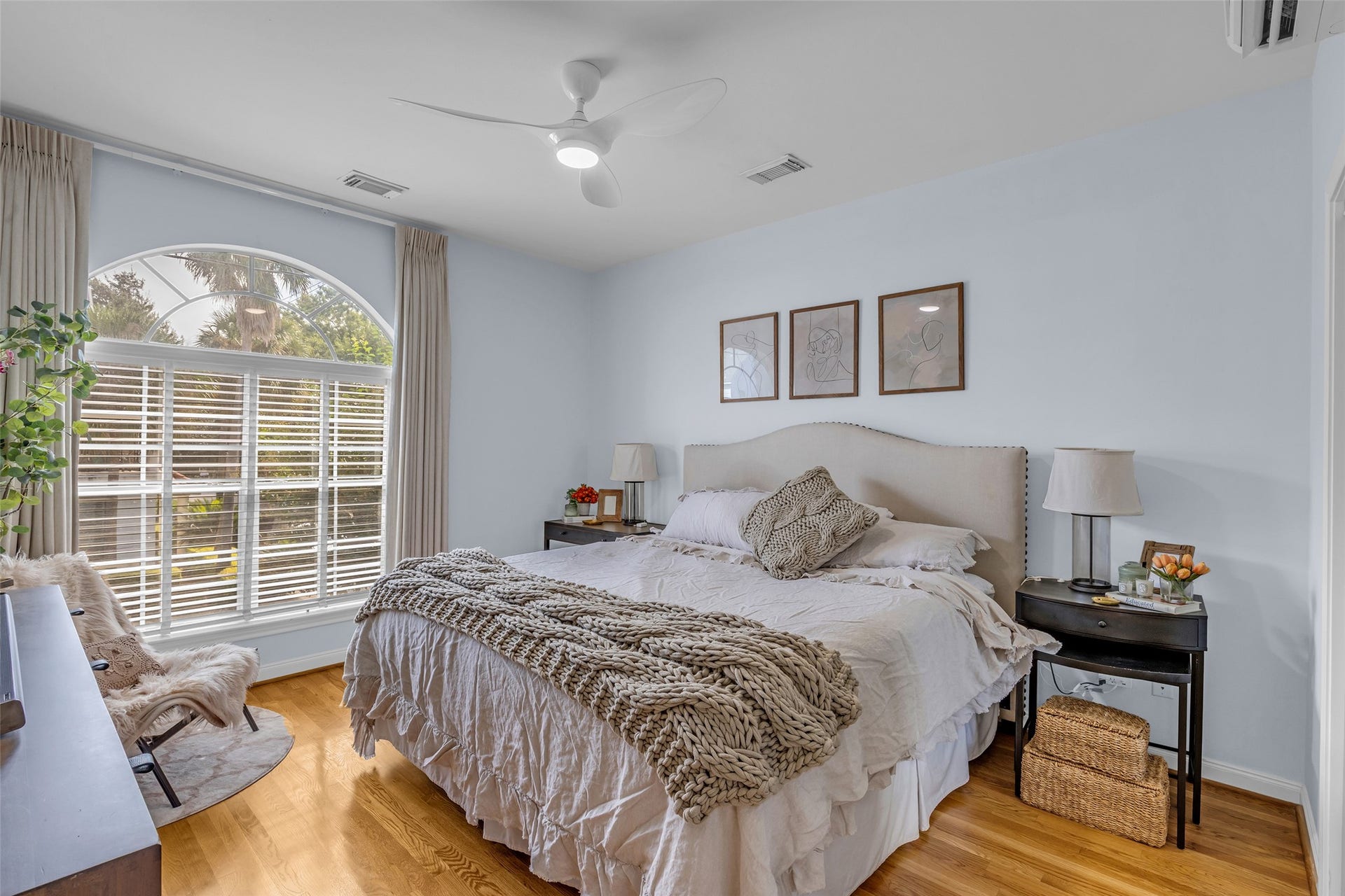 601 Lester Street, Houston, TX 77007 The primary bedroom with hardwood flooring.
