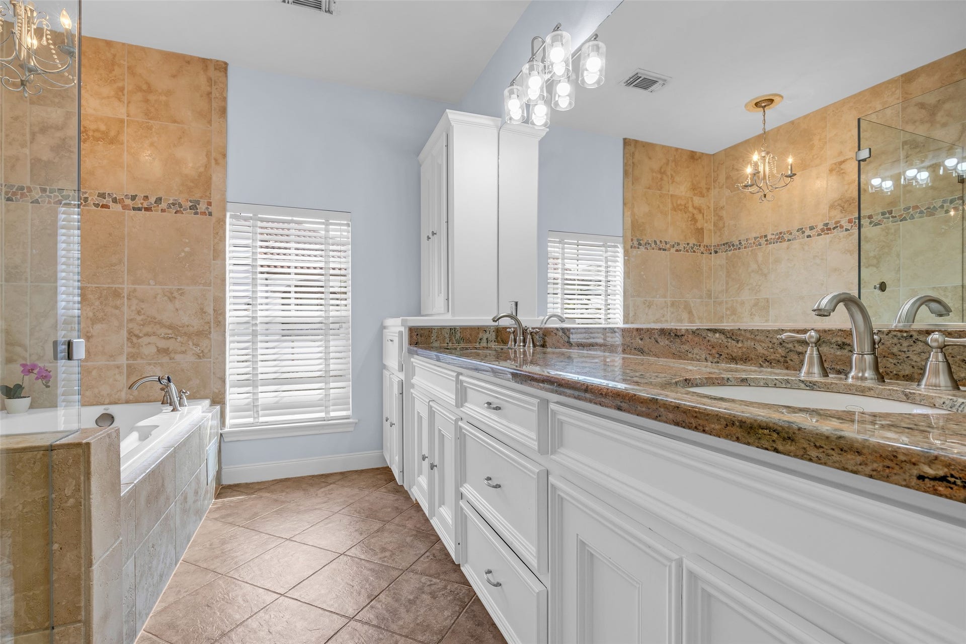601 Lester Street, Houston, TX 77007 The primary bathroom with separate shower and tub.