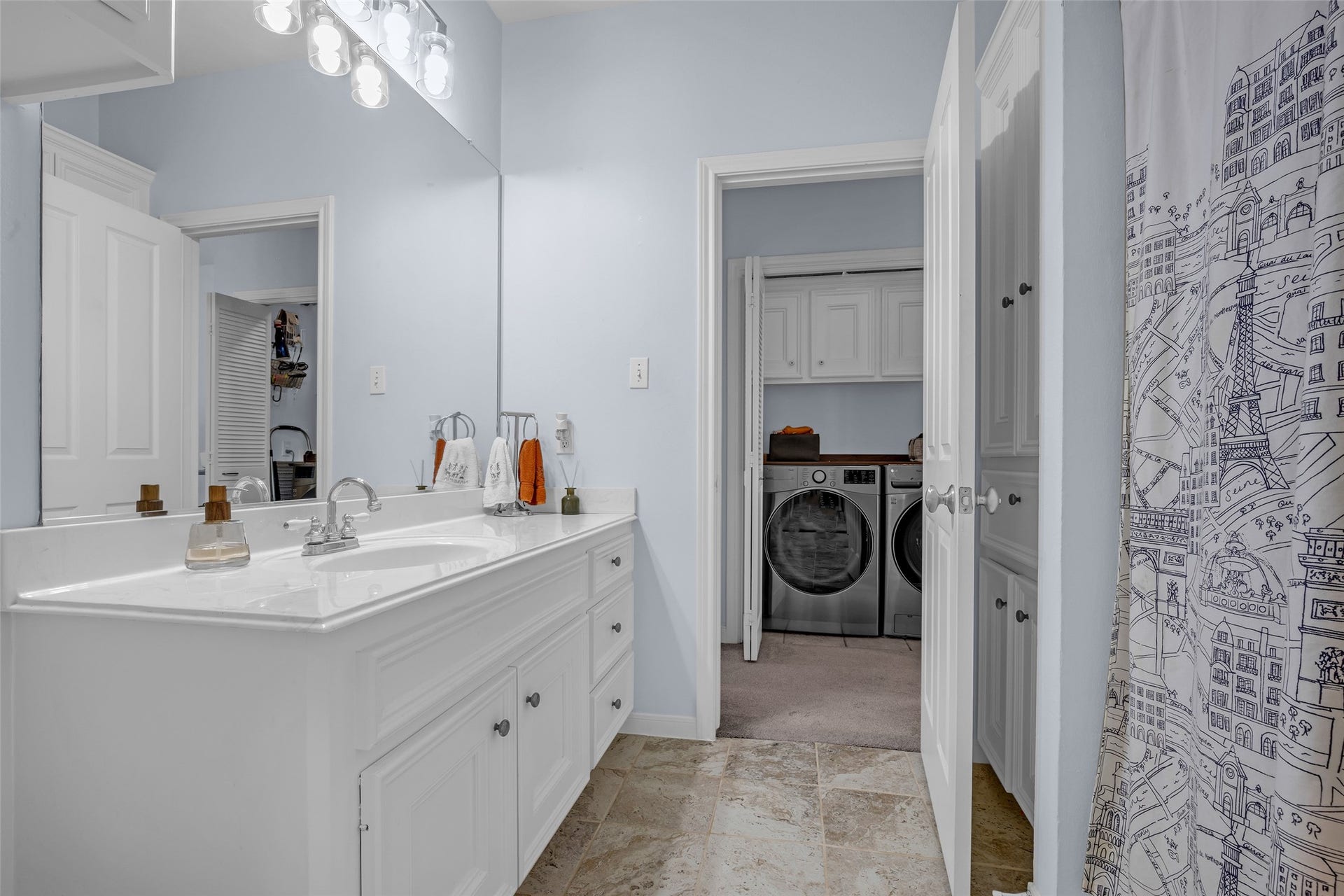 601 Lester Street, Houston, TX 77007 Bathroom with shower over the tub.