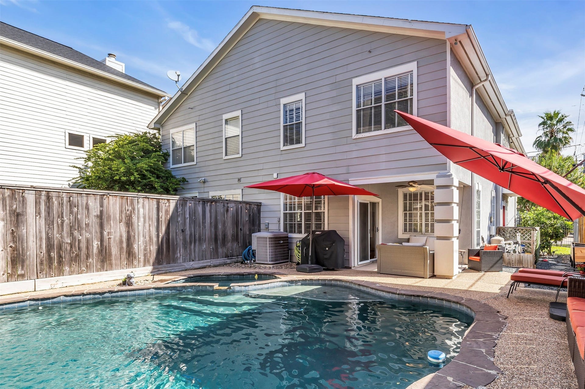 601 Lester Street, Houston, TX 77007 Welcome to 601 Lester St, a rare find with a sparkling swimming pool.