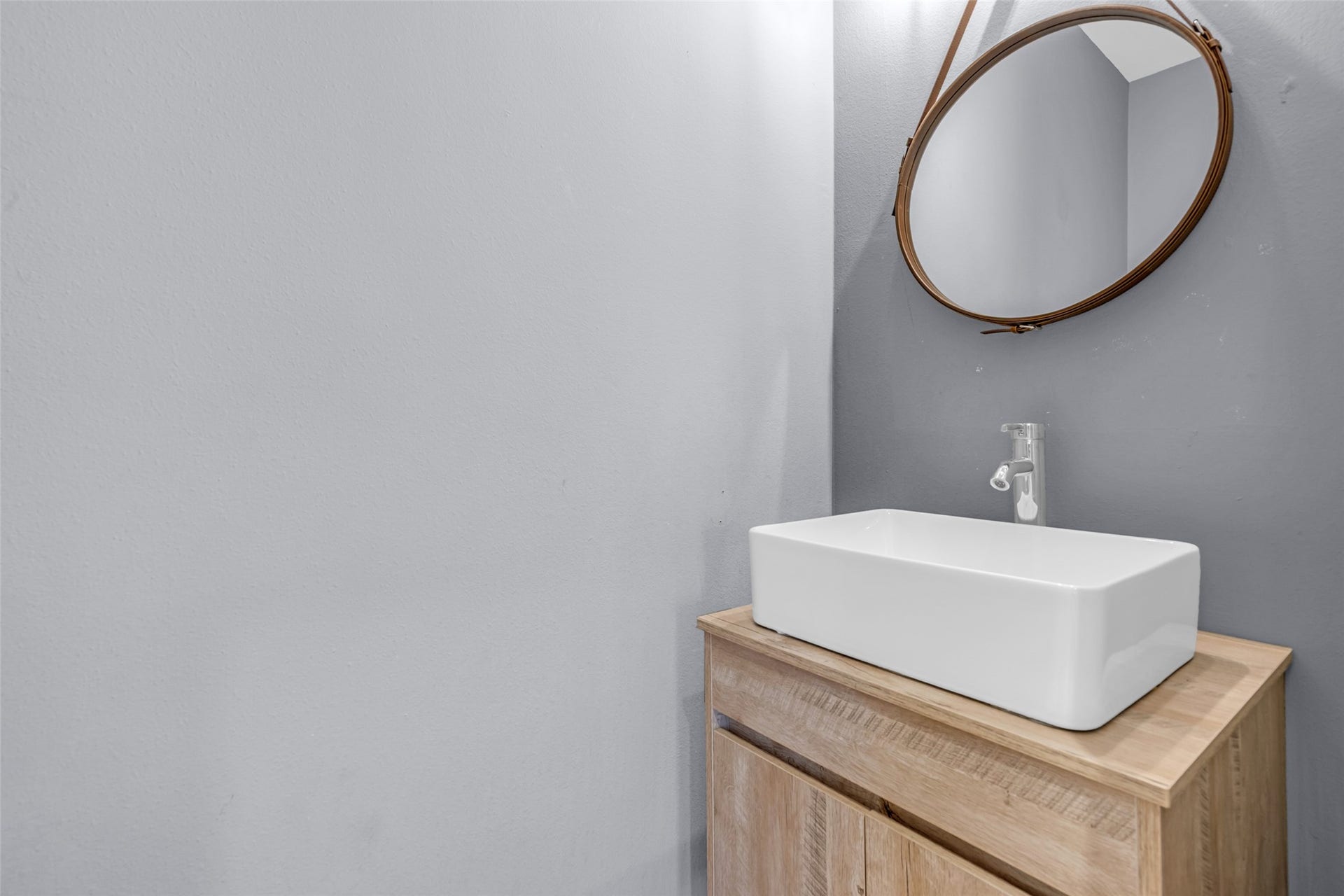 601 Lester Street, Houston, TX 77007 Half bath located on the 1st floor.