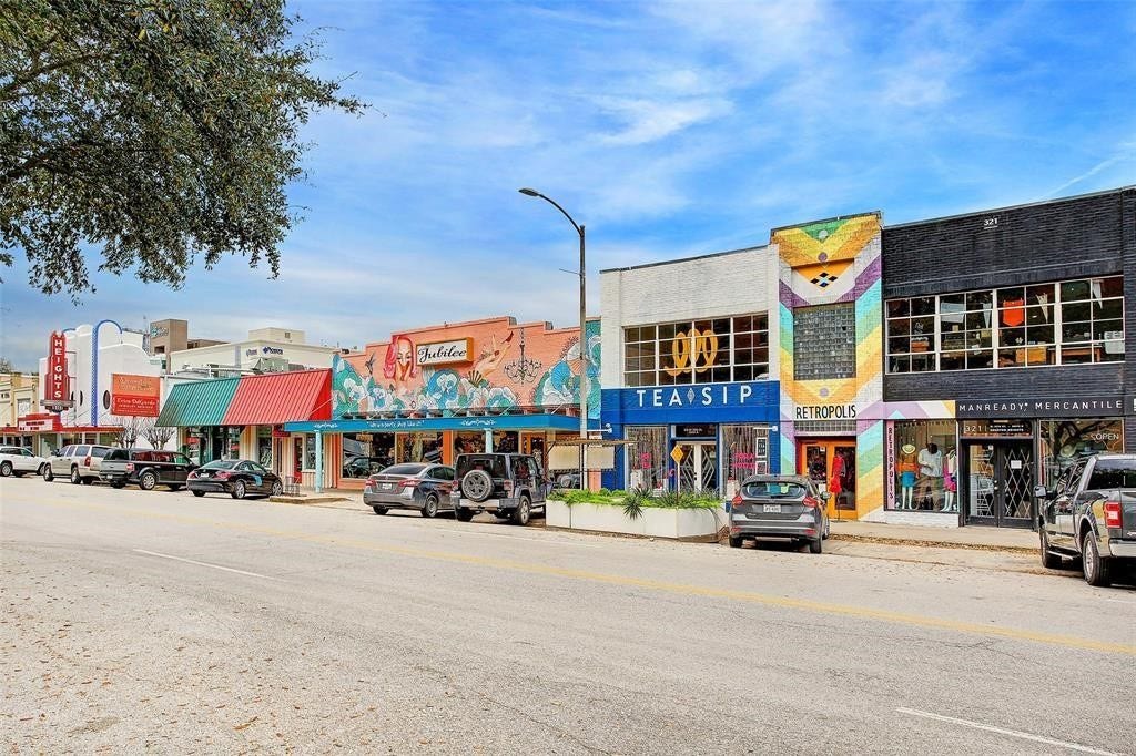 Walking distance to Historic 19th Street and some of the Heights' most beloved restaurants, coffee shops, boutiques, and neighborhood gathering spots.