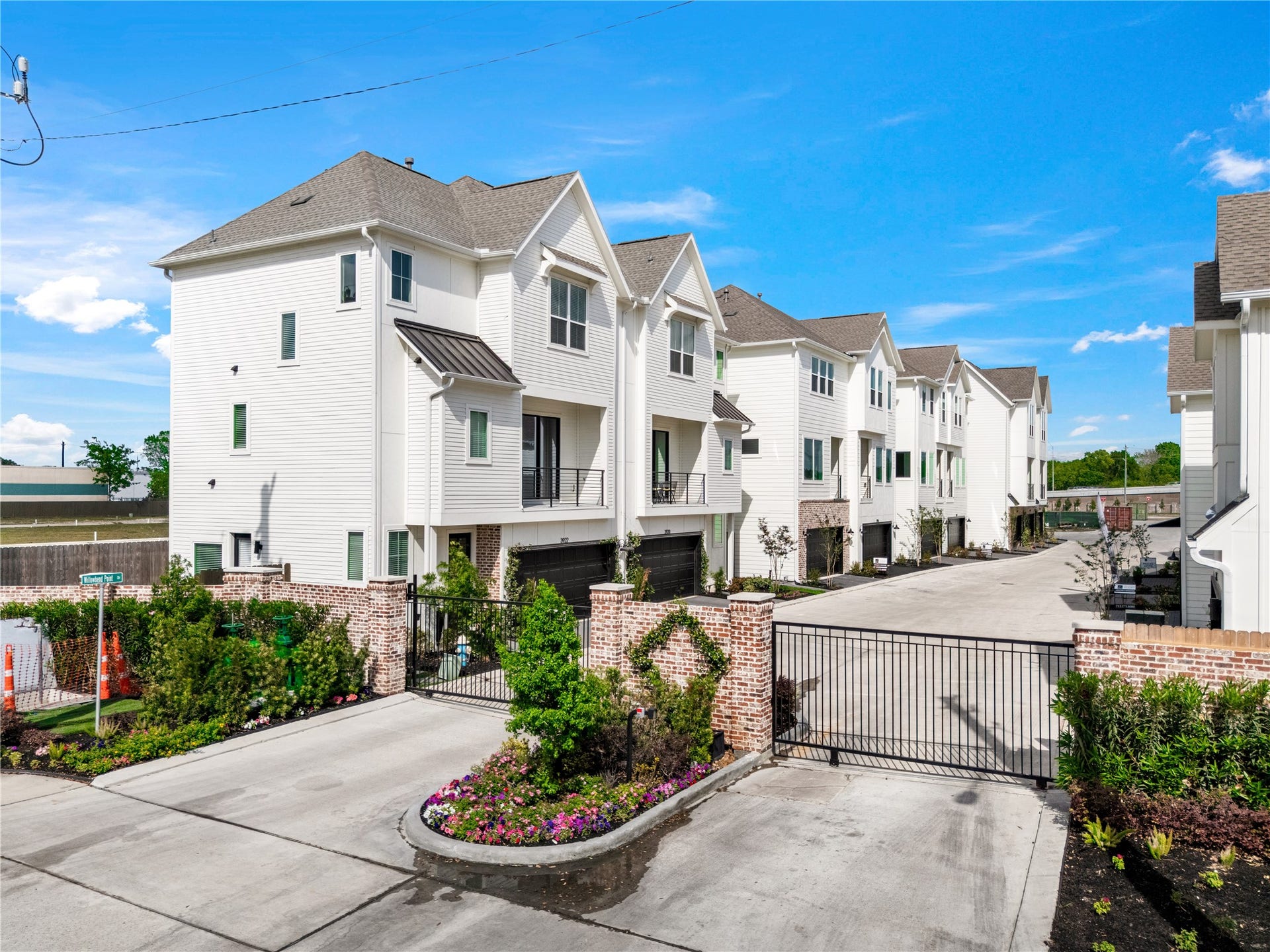 3916 Willowbend Point Drive, Houston, TX 77025 Welcome to your gated community at Willowbend Point!