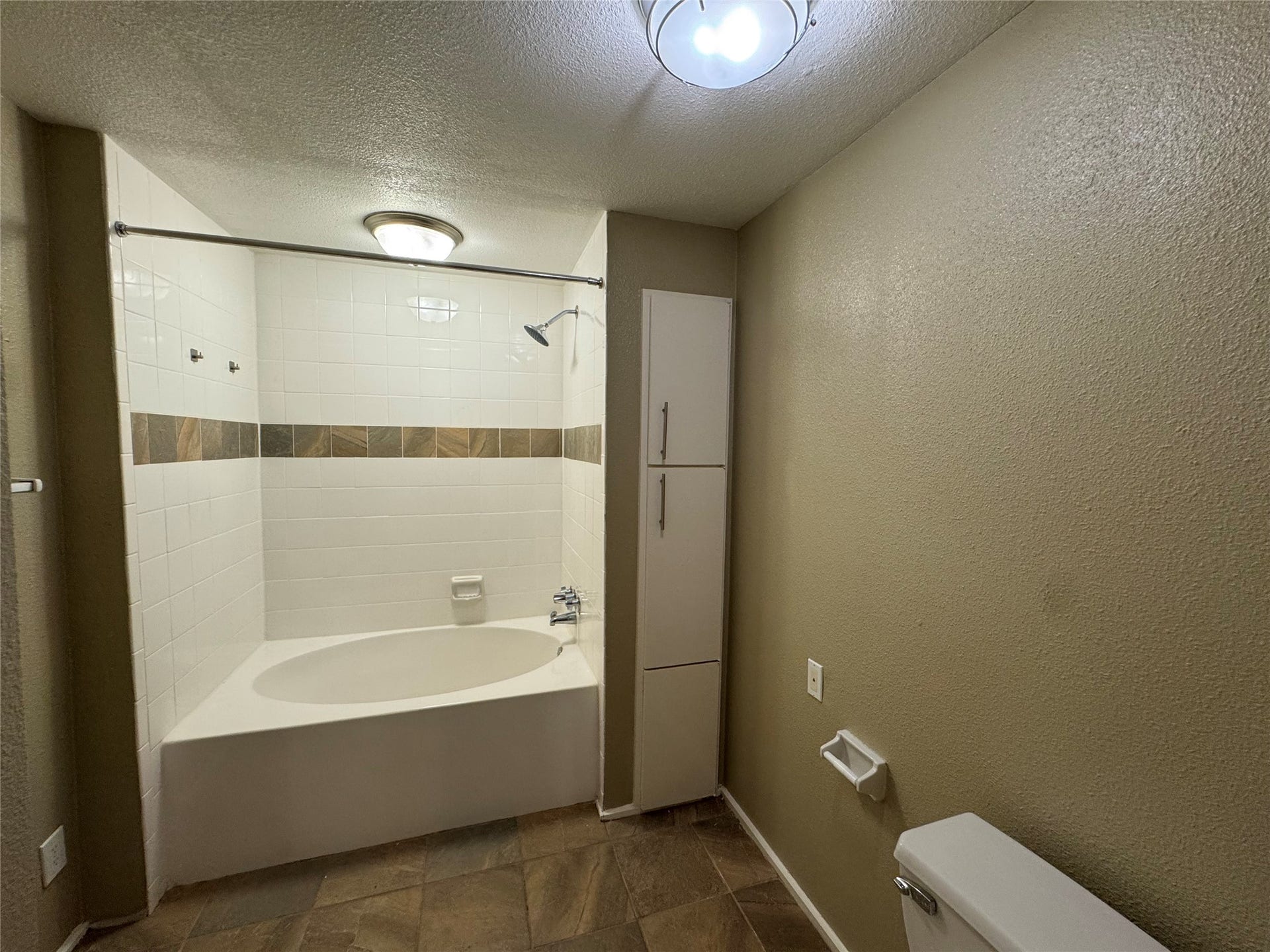 UPSTAIRS PRIMARY BATH