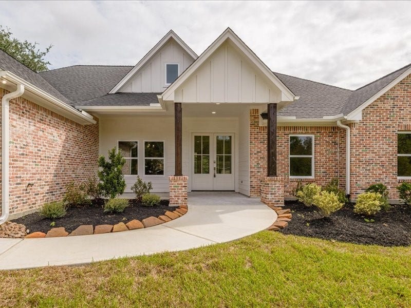3411 Avenue J 1/2, Santa Fe, TX 77510 Beautifully landscaped