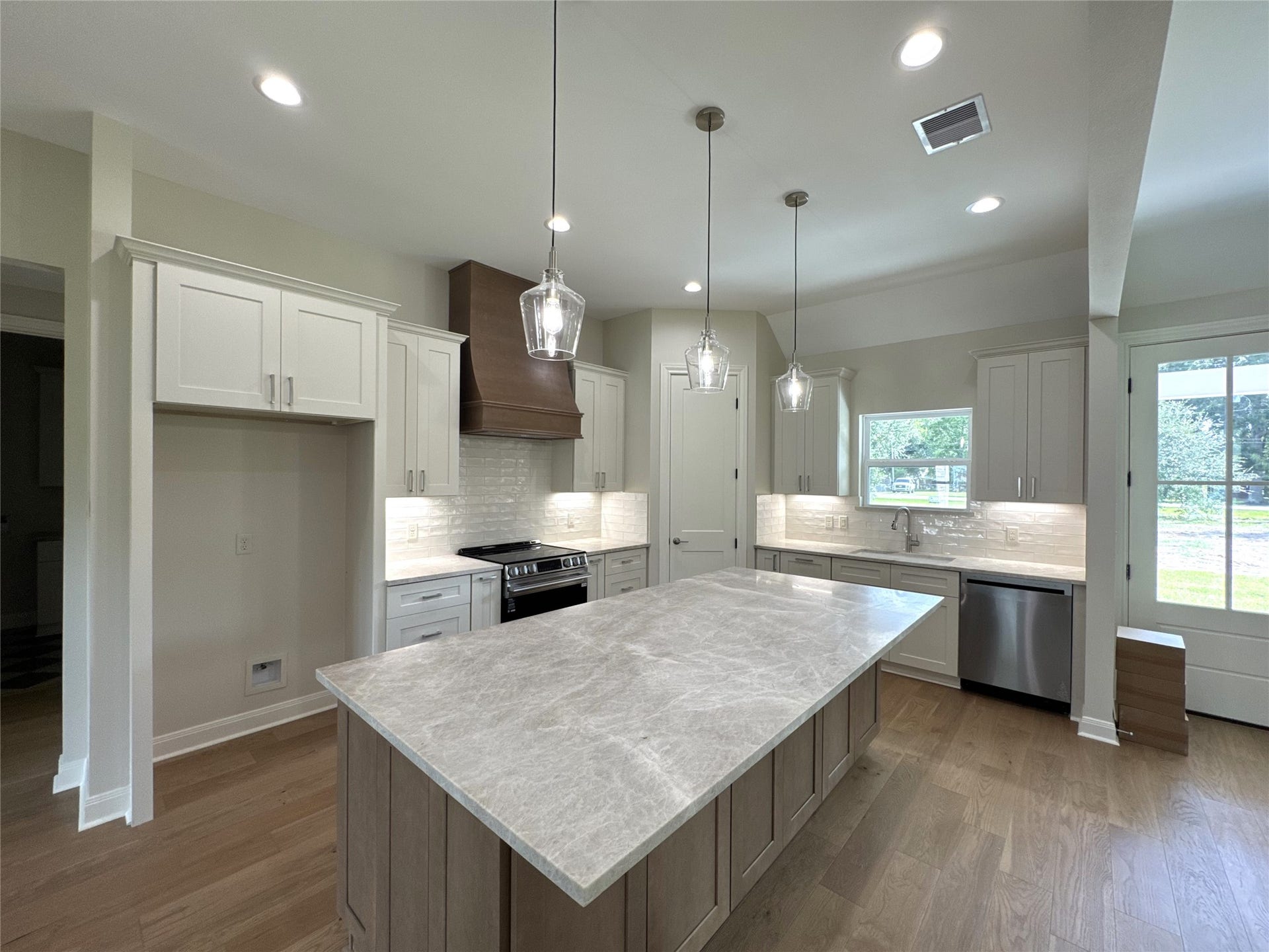 3411 Avenue J 1/2, Santa Fe, TX 77510 Island Kitchen