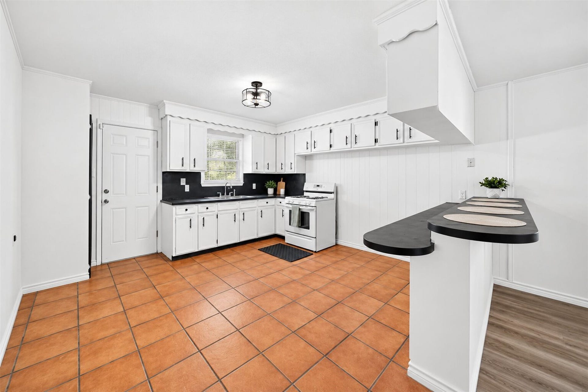 4913 Partridge Street, La Marque, TX 77568 Tile professionally cleaned. Photos are enhanced to show full potential.