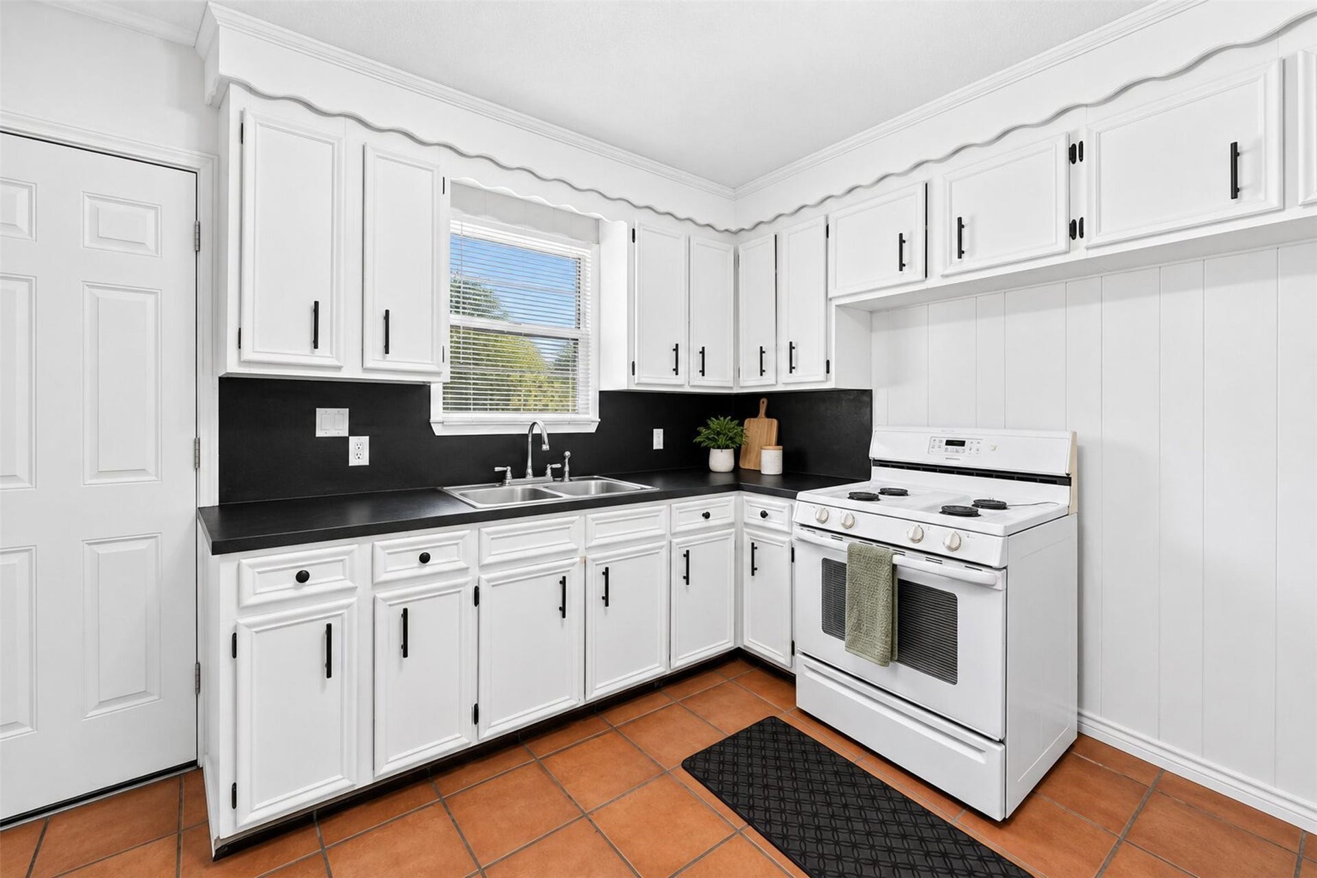 4913 Partridge Street, La Marque, TX 77568 Freshly painted cabinets and new hardward.