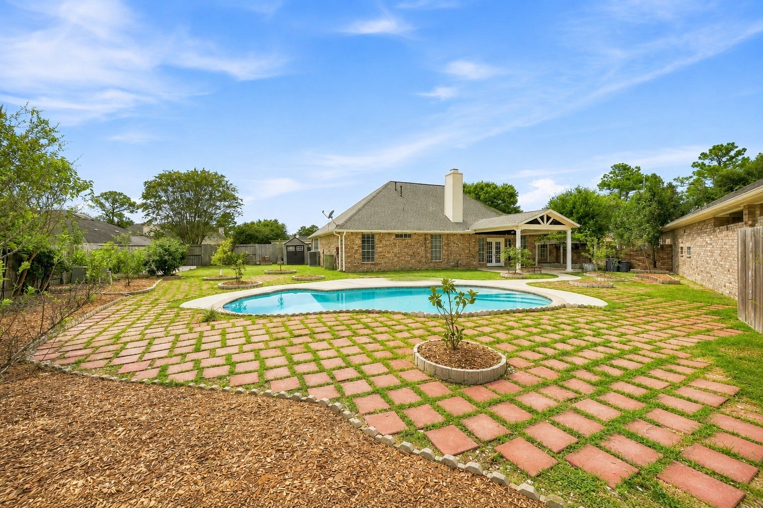 2611 Oxhill Court, Pearland, TX 77584 This expansive backyard offers a private outdoor retreat centered around a sparkling in-ground pool.