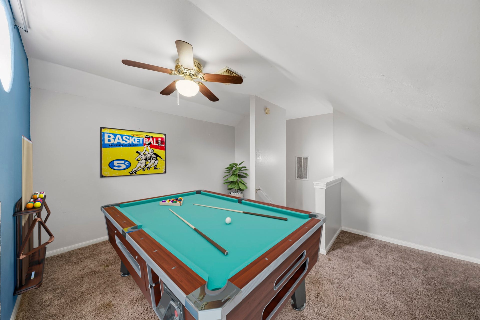 2611 Oxhill Court, Pearland, TX 77584 Virtually Staged: Its elevated location and generous proportions make it a versatile bonus space for a variety of uses.