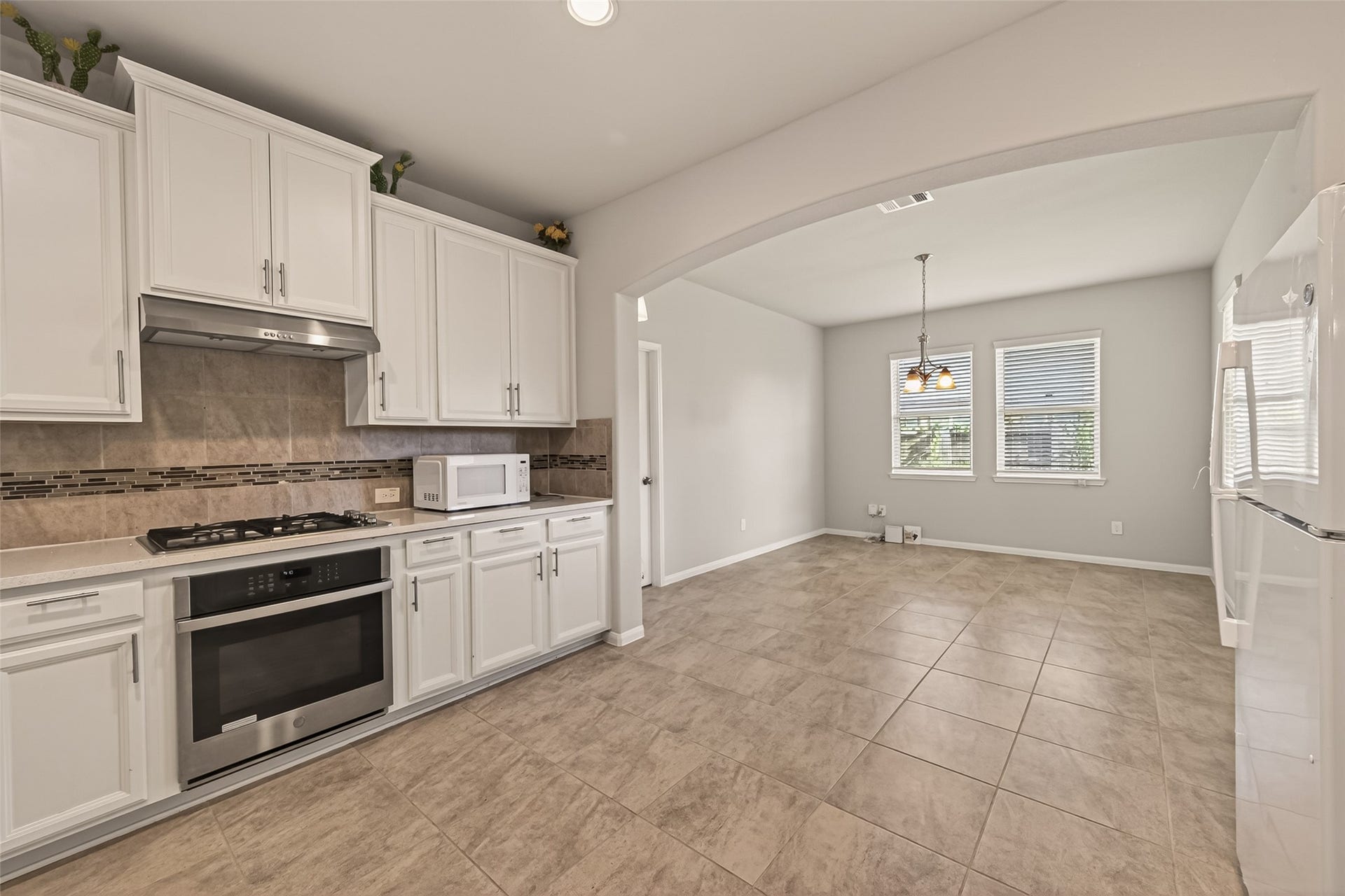 20427 Alpine Meadow Place, Richmond, TX 77407 Enjoy a bright dining area just off the kitchen, perfect for casual meals and entertaining.