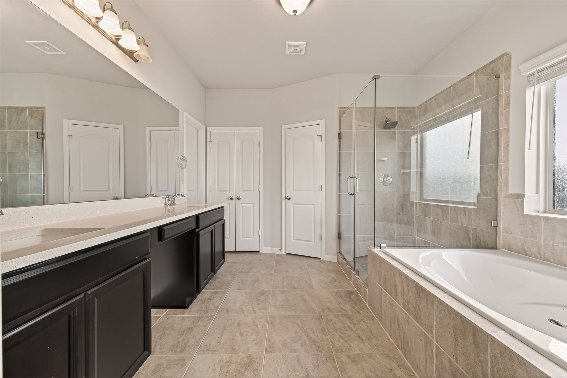 20427 Alpine Meadow Place, Richmond, TX 77407 Enjoy a bright and spacious bathroom layout with views overlooking the backyard.