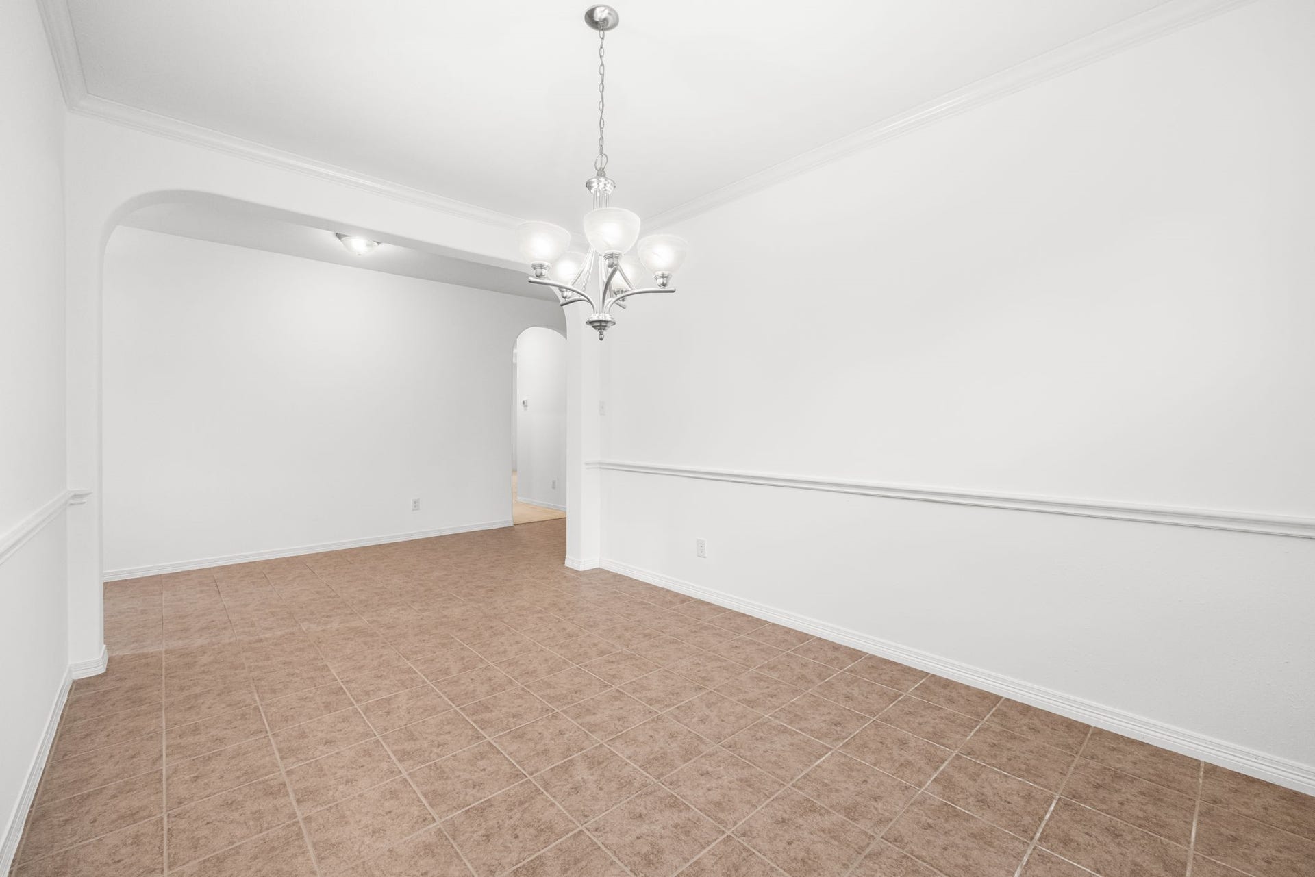 2006 Peonies Court, Pearland, TX 77581 A graceful archway lends definition to the formal dining room, setting it apart while maintaining an easy connection to the foyer and surrounding living spaces.
