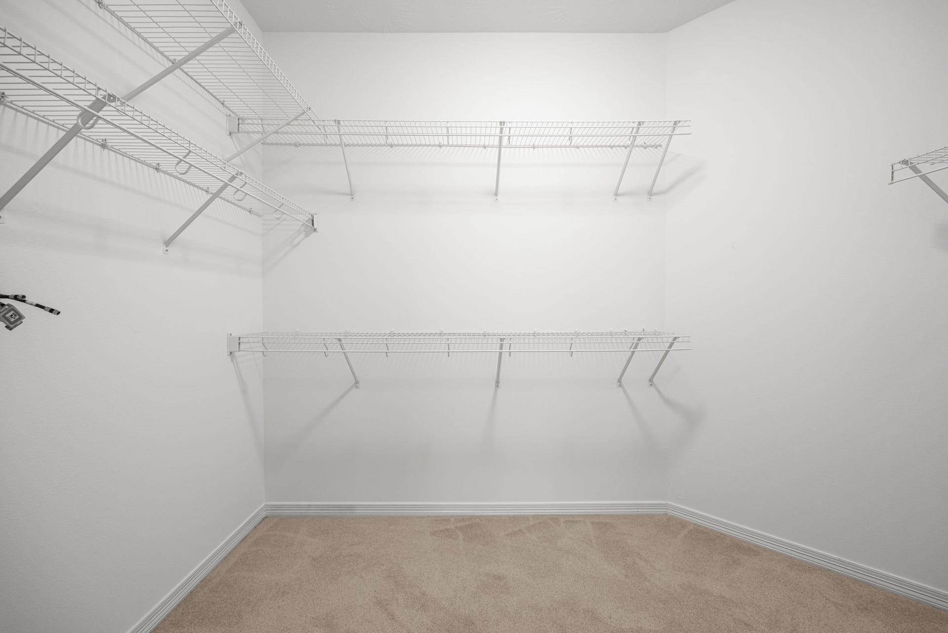 2006 Peonies Court, Pearland, TX 77581 Multiple built-in racks make the full-entry closet easy to organize, with separate sections for arranging clothing and keeping daily essentials neatly sorted.