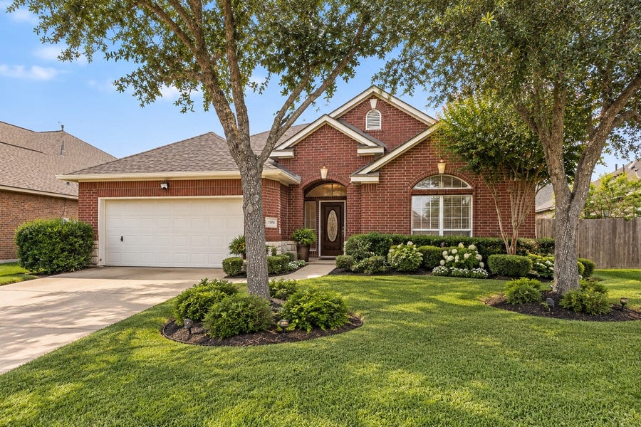 Property photo for 2006 Peonies Court, Pearland, TX