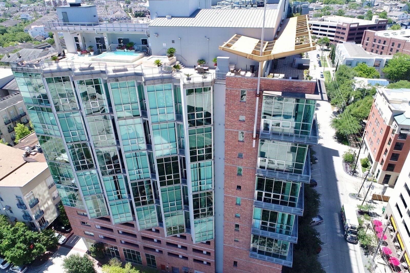 The Rise's stylish facade of glass, concrete, and brick demands attention located in the heart of Midtown with all the conveniences of city living. Grab a bite to eat, cocktail, or a coffee at one of the many restaurants on the 1st floor, stroll over to the Buffalo Bayou Trail, catch an Astros game, or enjoy a night at the theater.