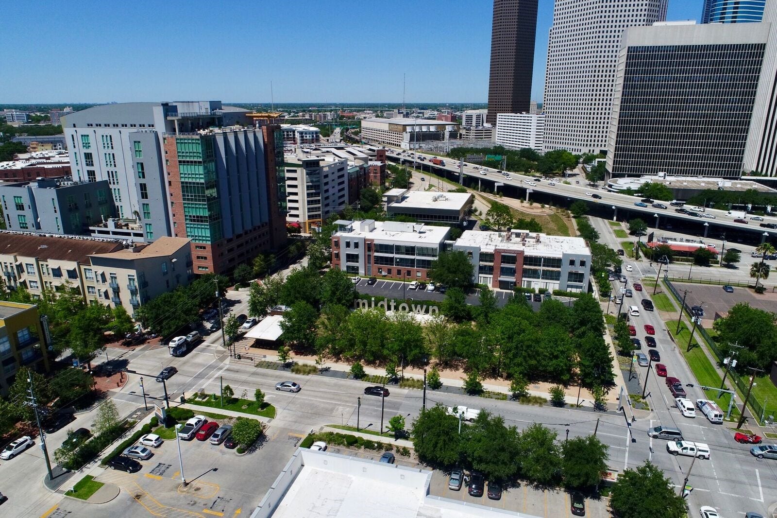 Convenience and entertainment is at your door step. The Rise offers easy access to Downtown, Texas Medical Center, and Galleria. Easy access to I-45, 59, and the 610 Loop.