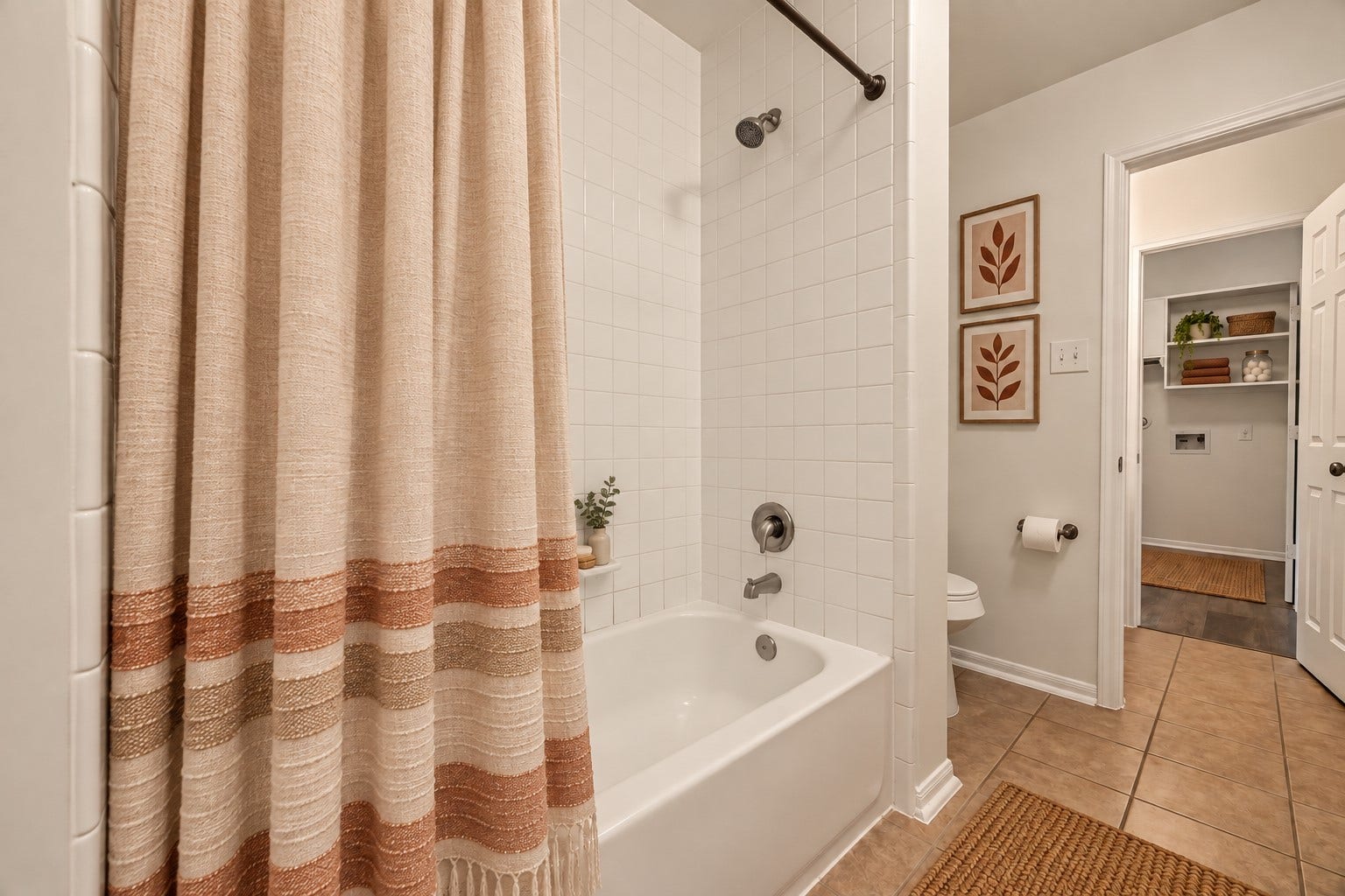 4714 Lake Rim Drive, Alvin, TX 77511 Guest Bath 2