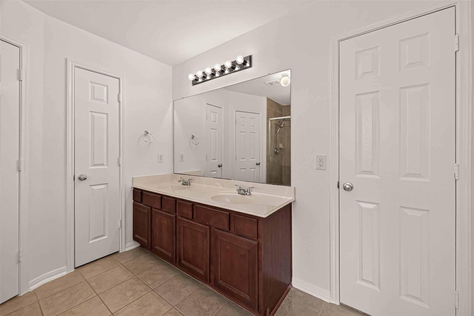 4714 Lake Rim Drive, Alvin, TX 77511 Primary Bath Double Sinks
