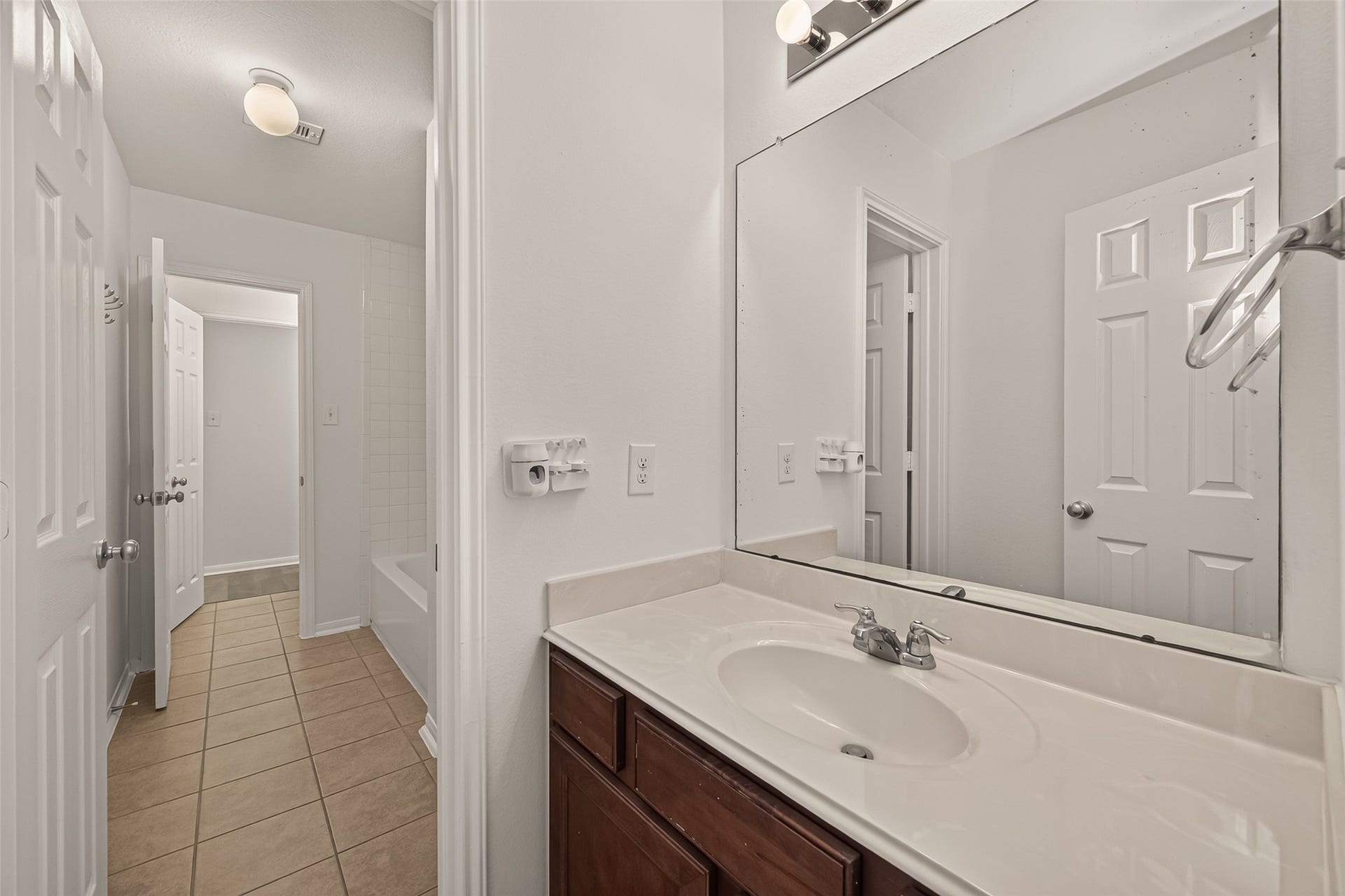 4714 Lake Rim Drive, Alvin, TX 77511 Guest Bath 2