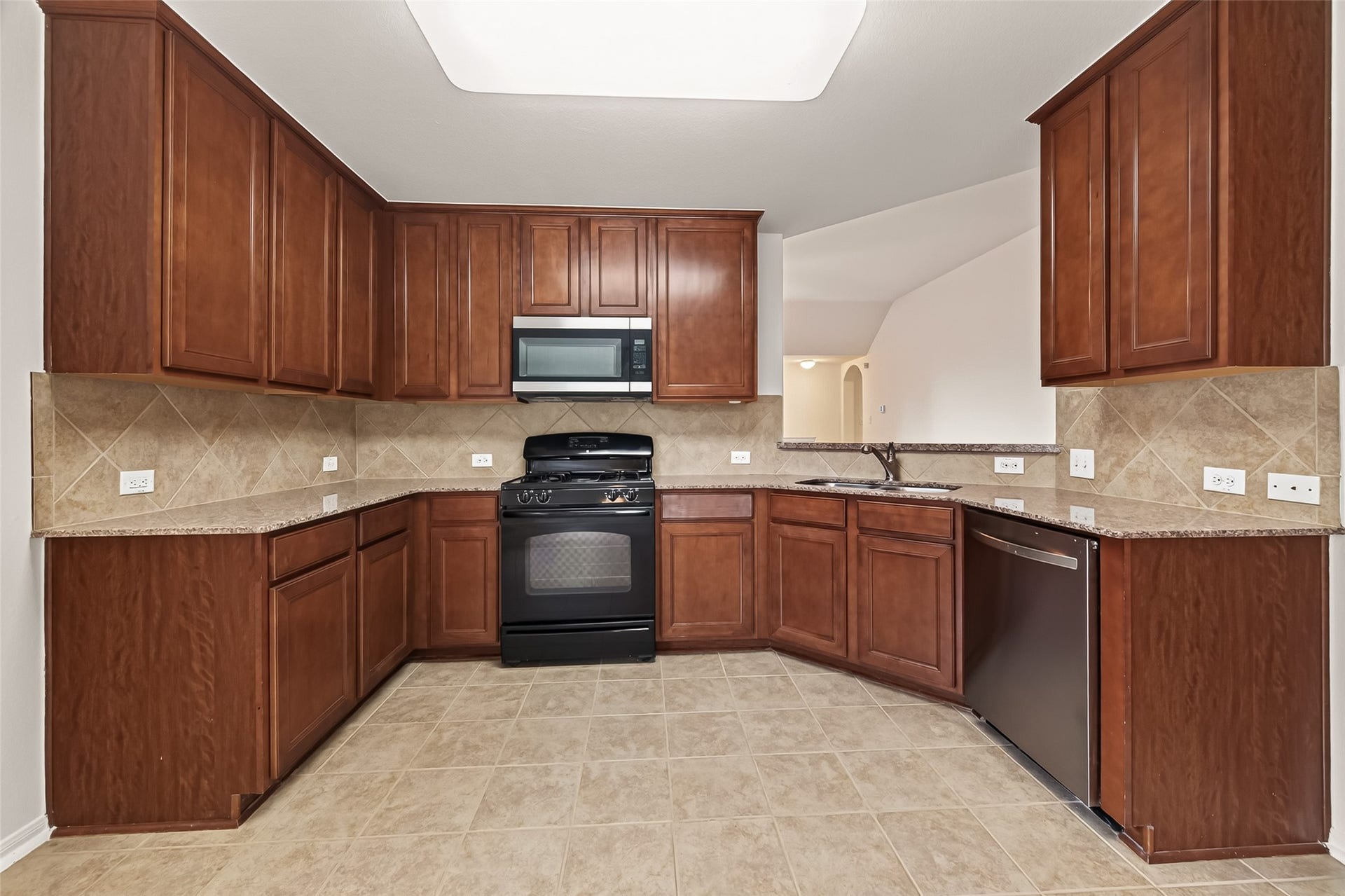 4714 Lake Rim Drive, Alvin, TX 77511 Tons of counter space