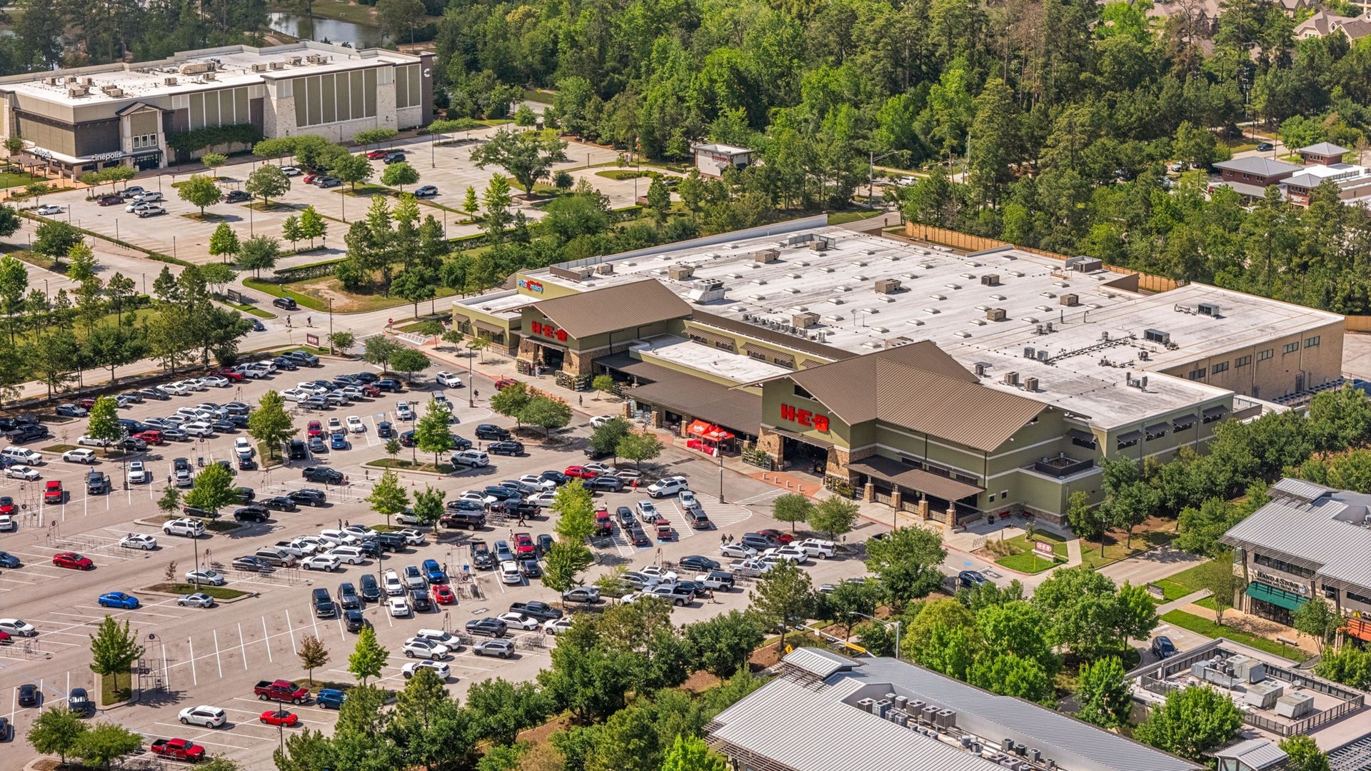 14 Kendrick Pines Boulevard, The Woodlands, TX 77389 From upscale grocery options like H-E-B to a curated selection of fine dining, cozy cafes, and boutique shopping, everything you need is right at your fingertips.