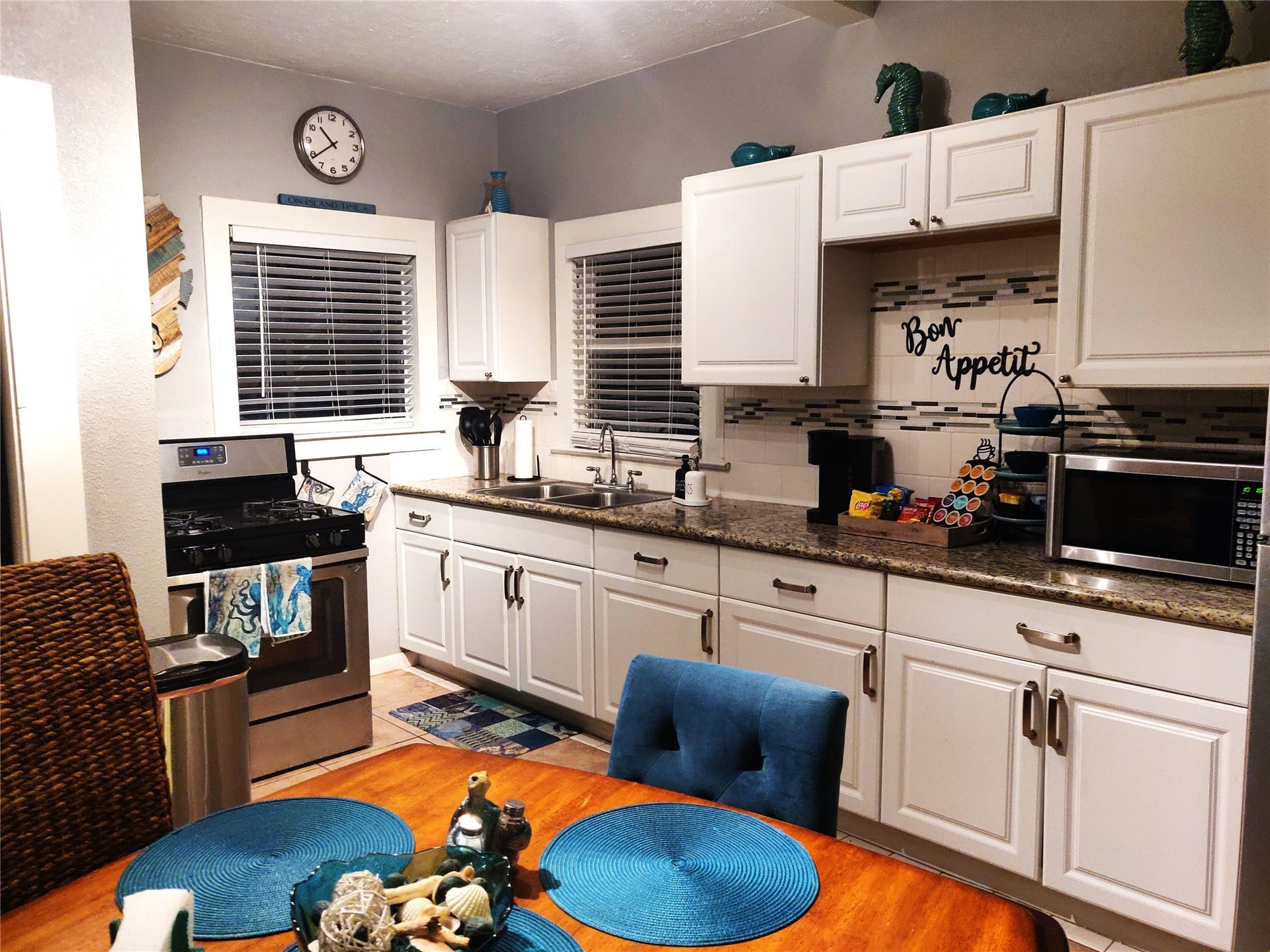 4711 Avenue S, Galveston, TX 77551 Fully equipped modern kitchen with everything you need to prepare gourmet meals or quick snacks