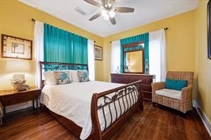 4711 Avenue S, Galveston, TX 77551 Spacious second bedroom, perfect for unwinding after a hard day at work or day in the sun, featuring a comfortable queen-size bed