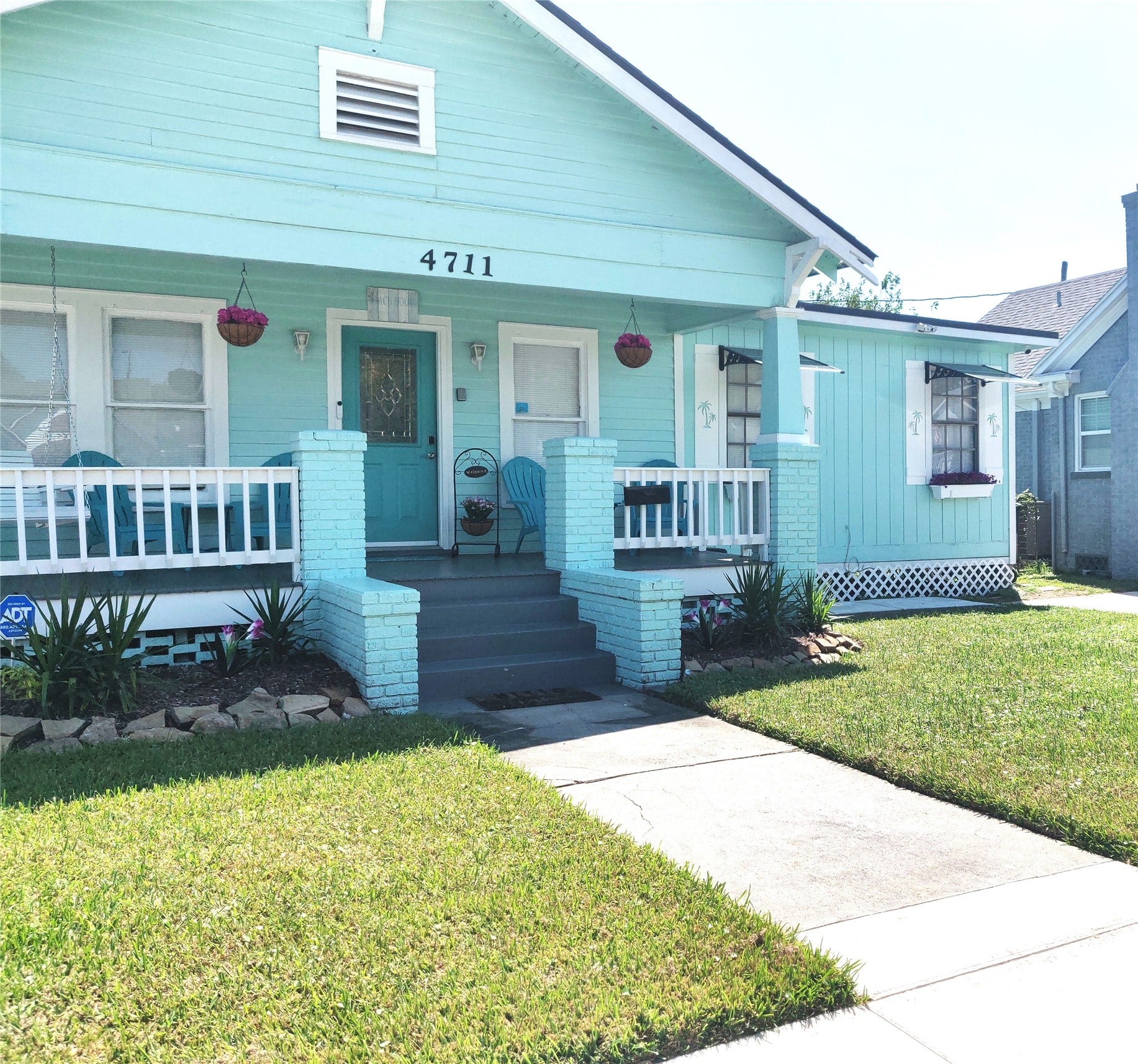 4711 Avenue S, Galveston, TX 77551 Your cozy bungalow retreat awaitswelcoming you with a serene coastal vibe