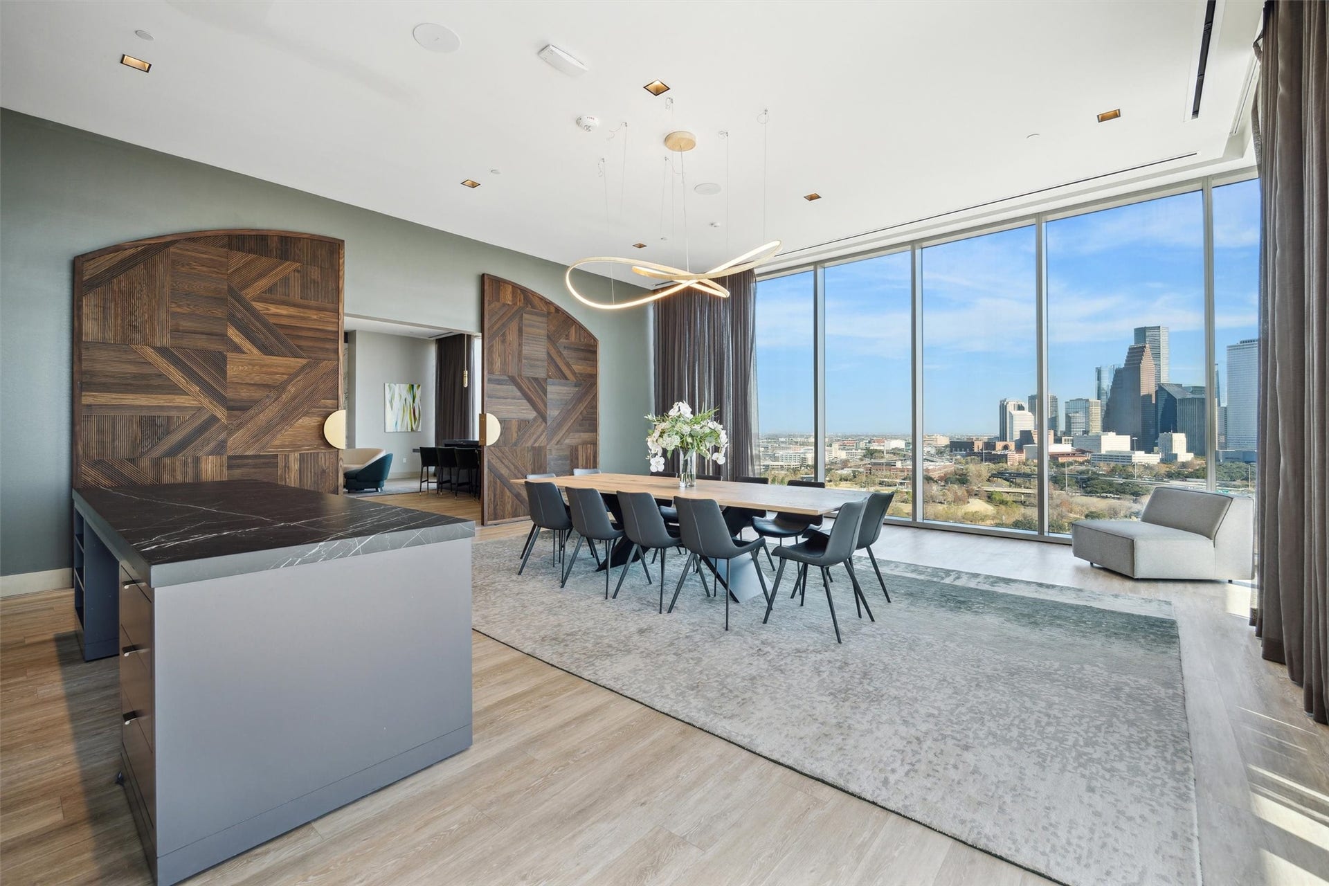 1711 Allen Parkway, #2102, Houston, TX 77019 A private residence floor for homeowners. Featuring resident entertainment area, catering kitchen, conference room, card room and exercise plunge pool.