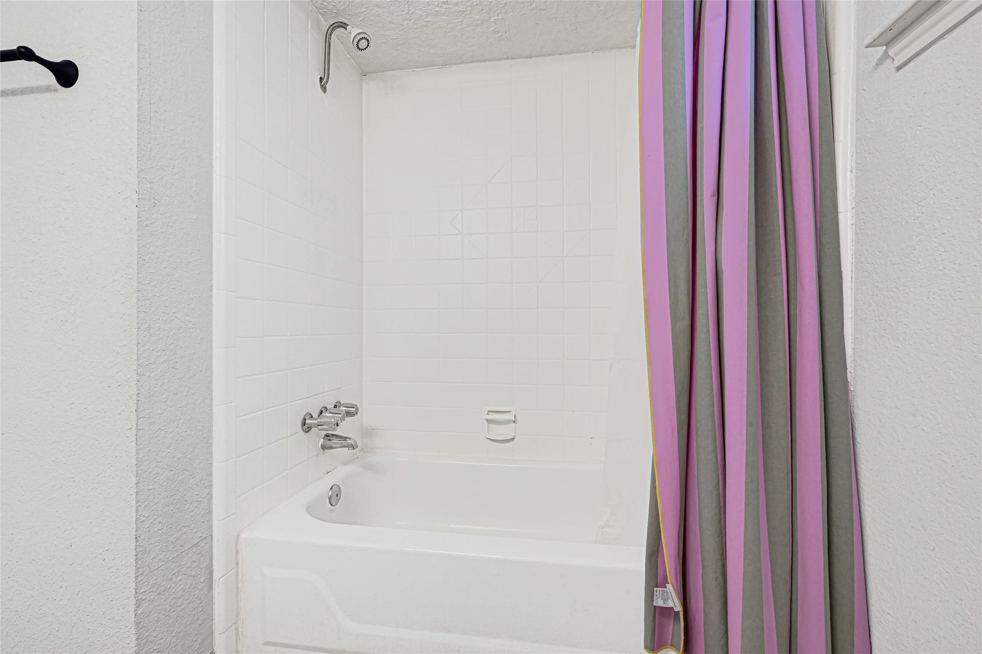25410 Fairbrook Lane, Spring, TX 77373 Second bath with shower/tub combo