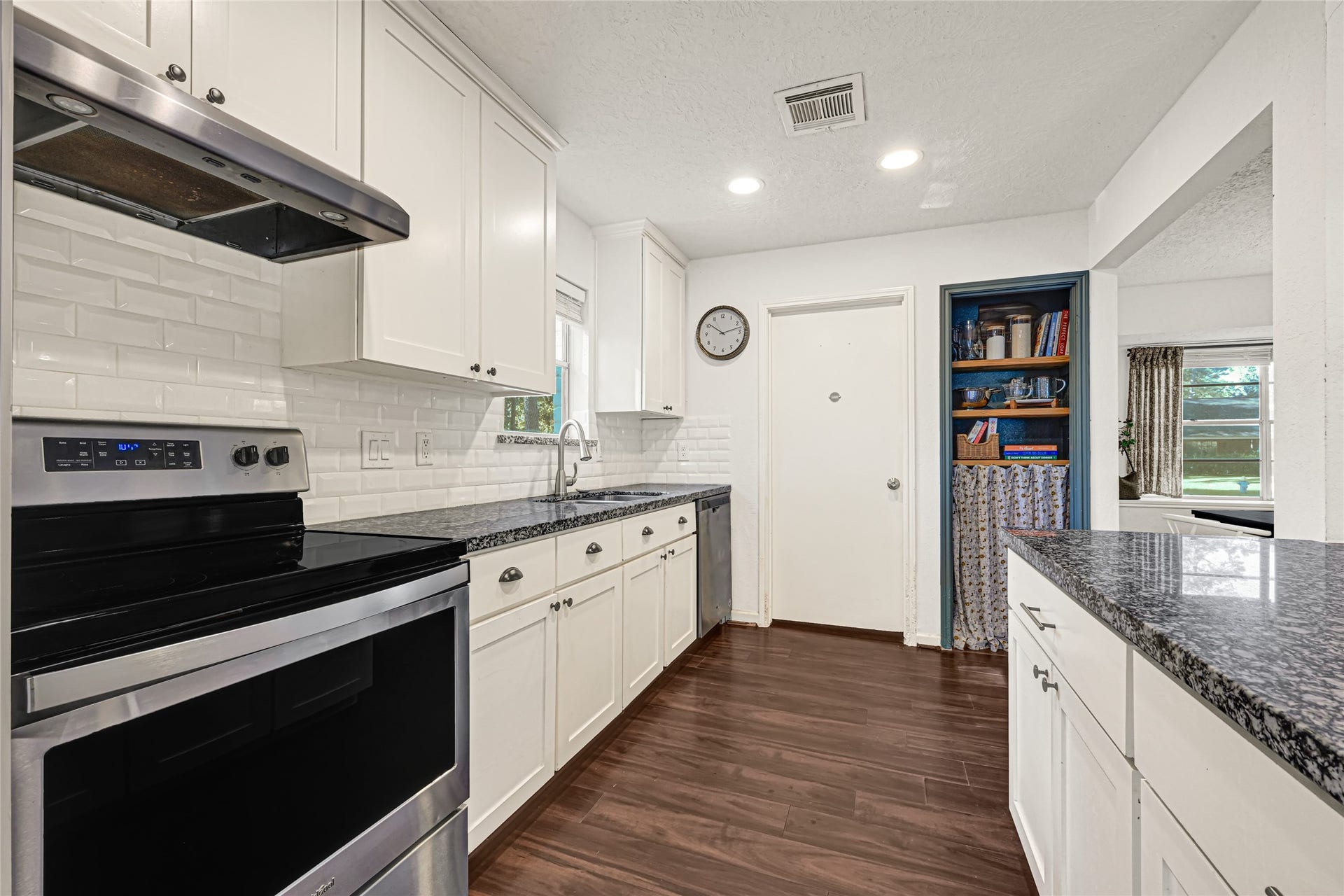 25410 Fairbrook Lane, Spring, TX 77373 STAINLESS STEEL APPLIANCE INCLUDED